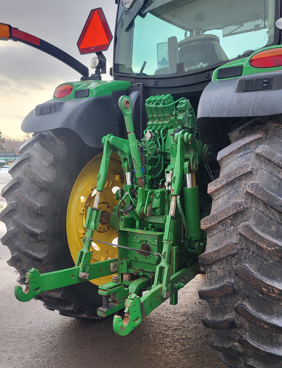 2021 John Deere 6215R Image 5
