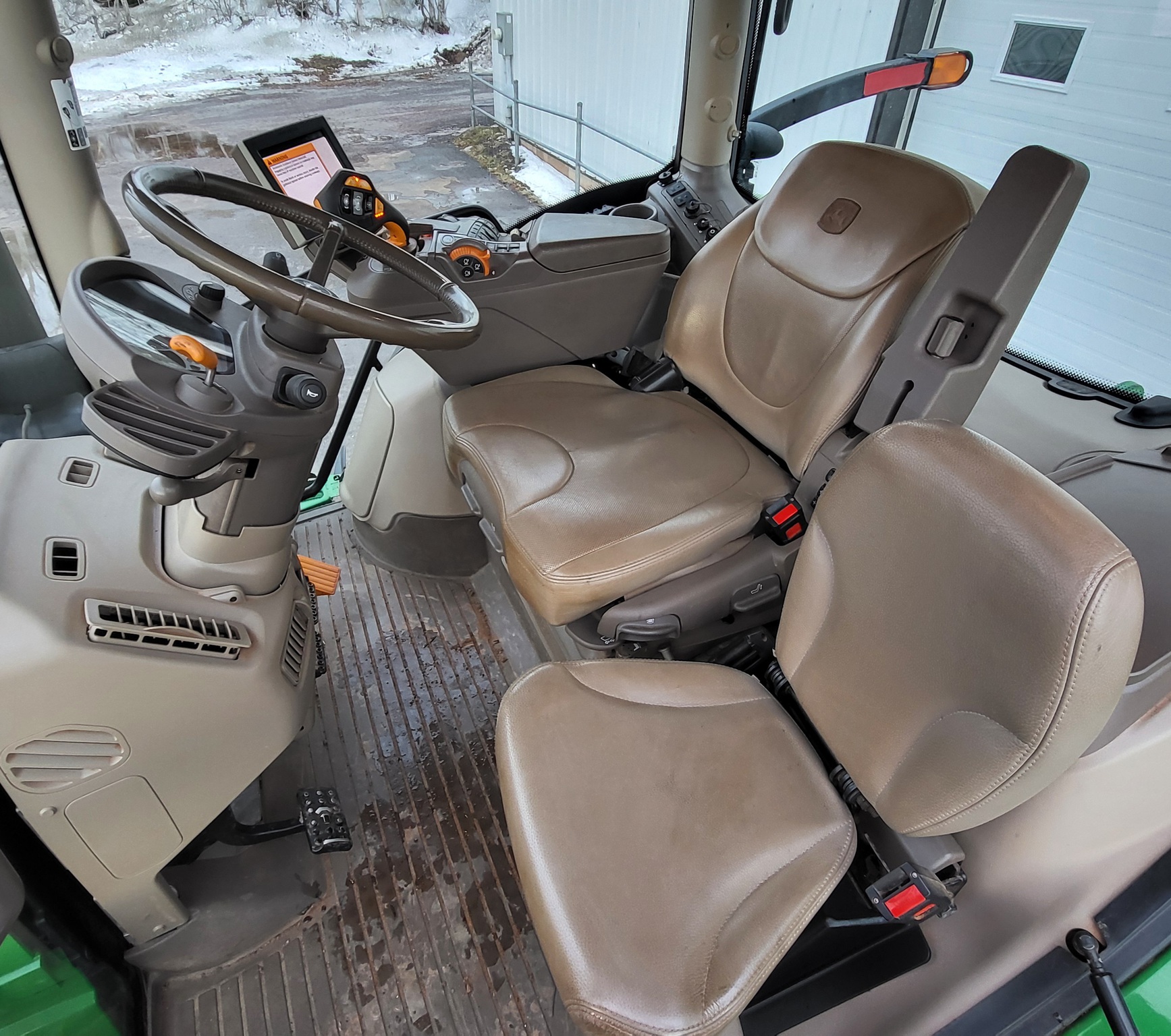 2021 John Deere 6215R Image 10