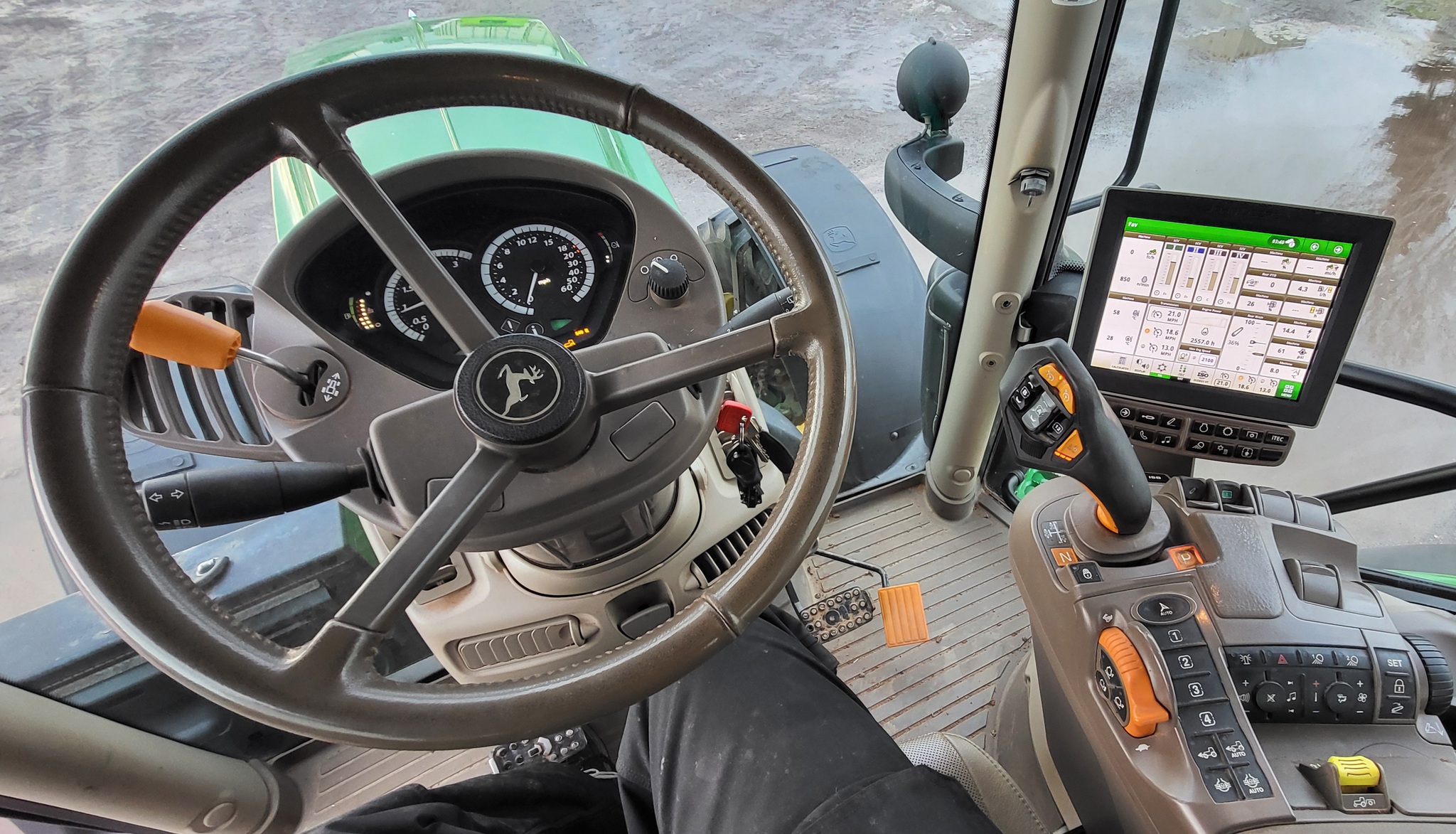 2021 John Deere 6215R Image 11