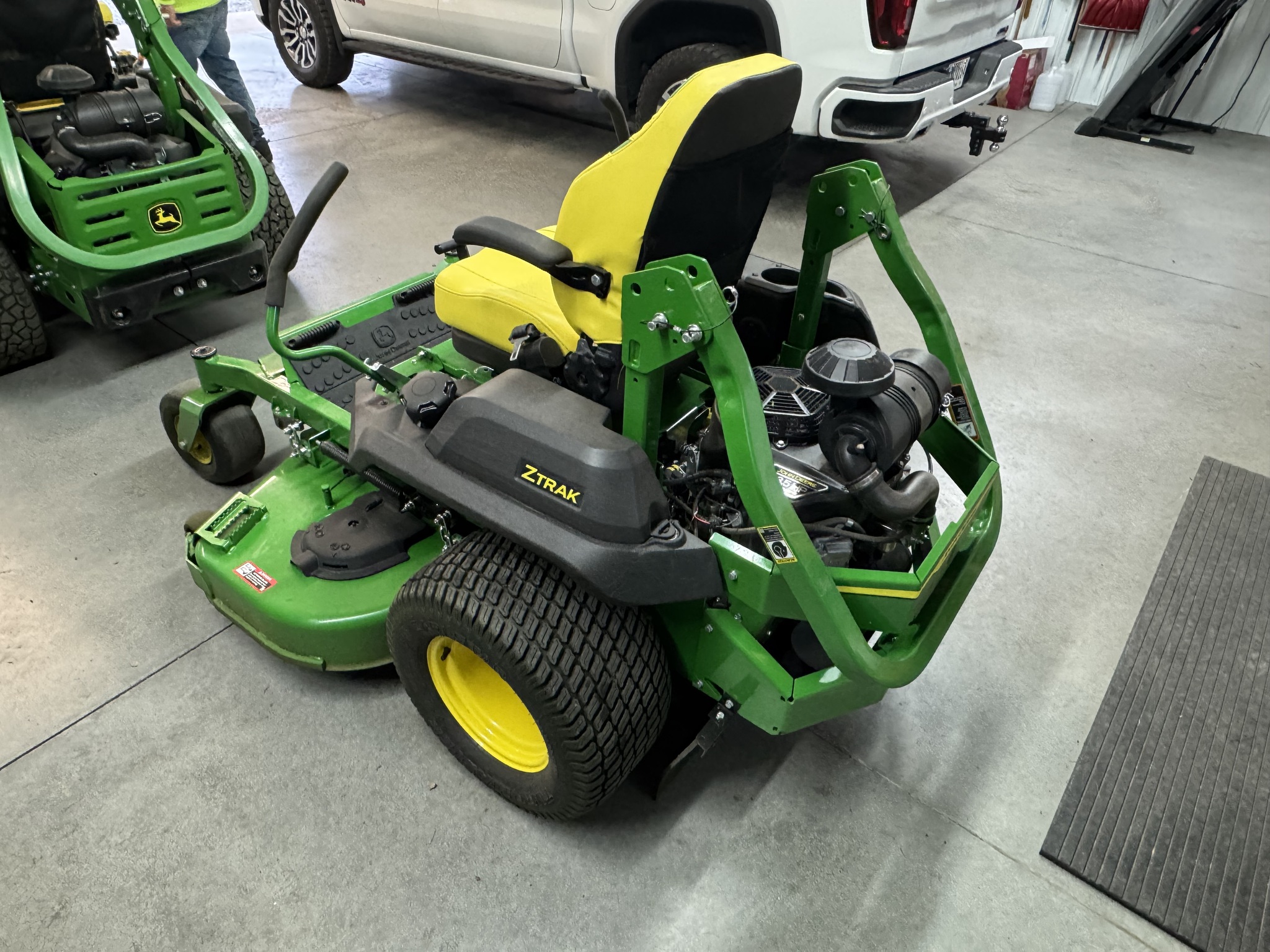 2025 John Deere Z740R Image 3