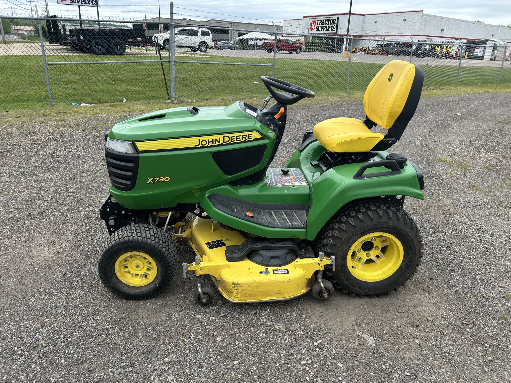 2022 John Deere X730 Image 2