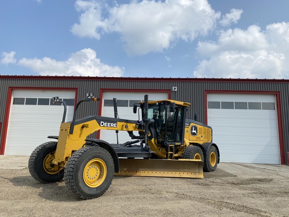Photo of a 2023 John Deere 872GP