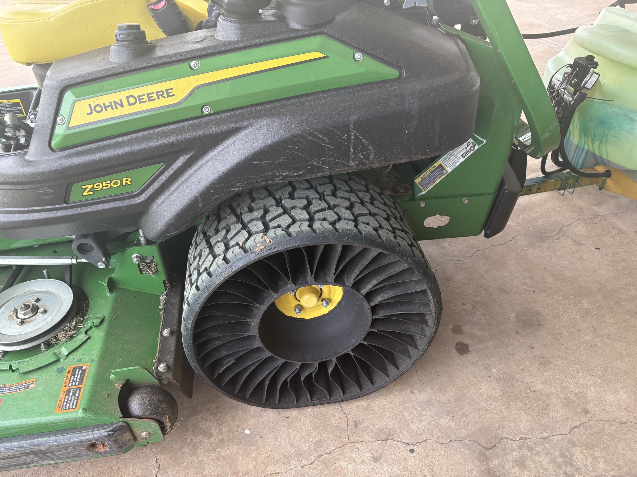 2023 John Deere Z950R Image 5