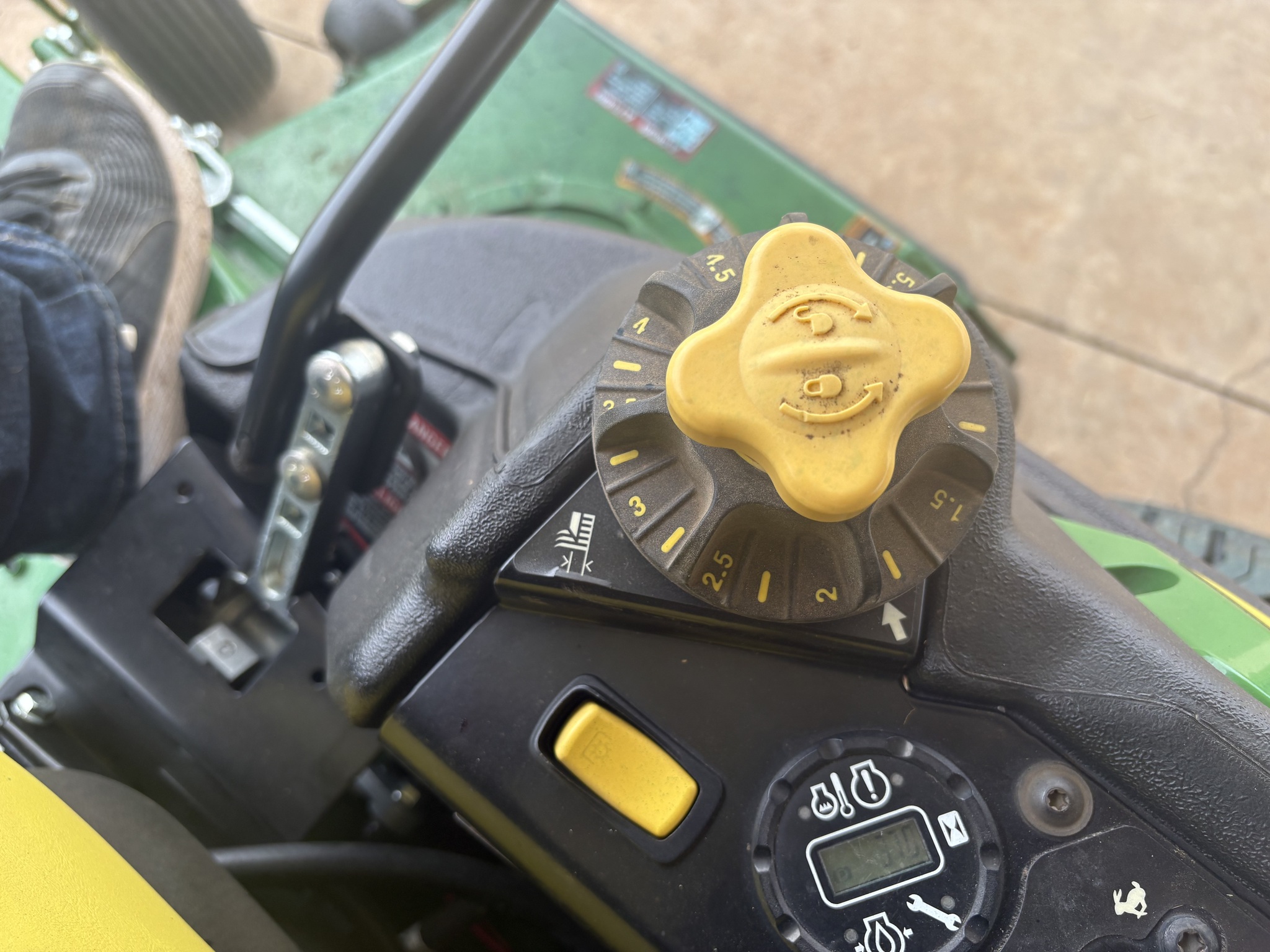 2023 John Deere Z950R Image 14