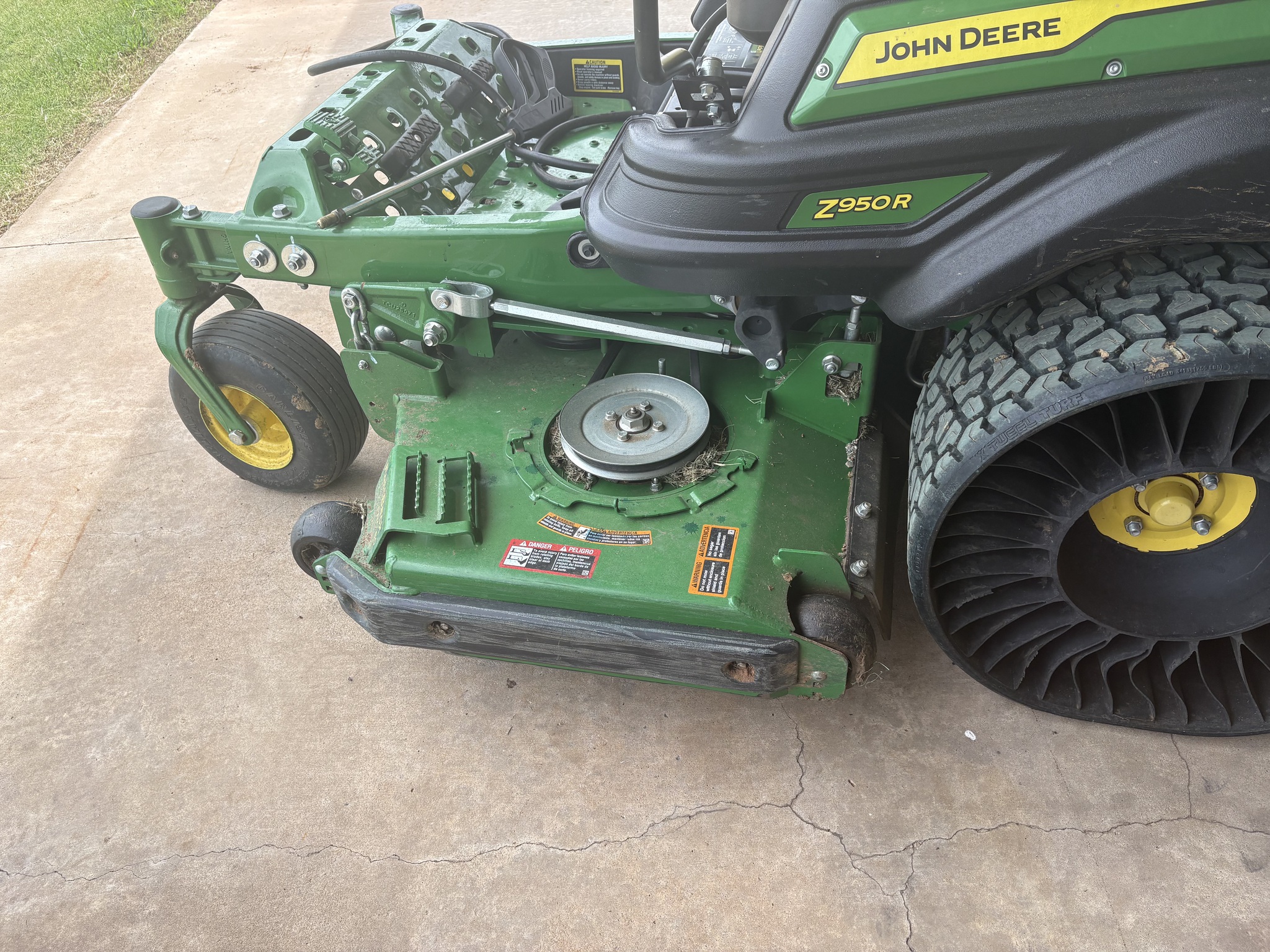 2023 John Deere Z950R Image 6
