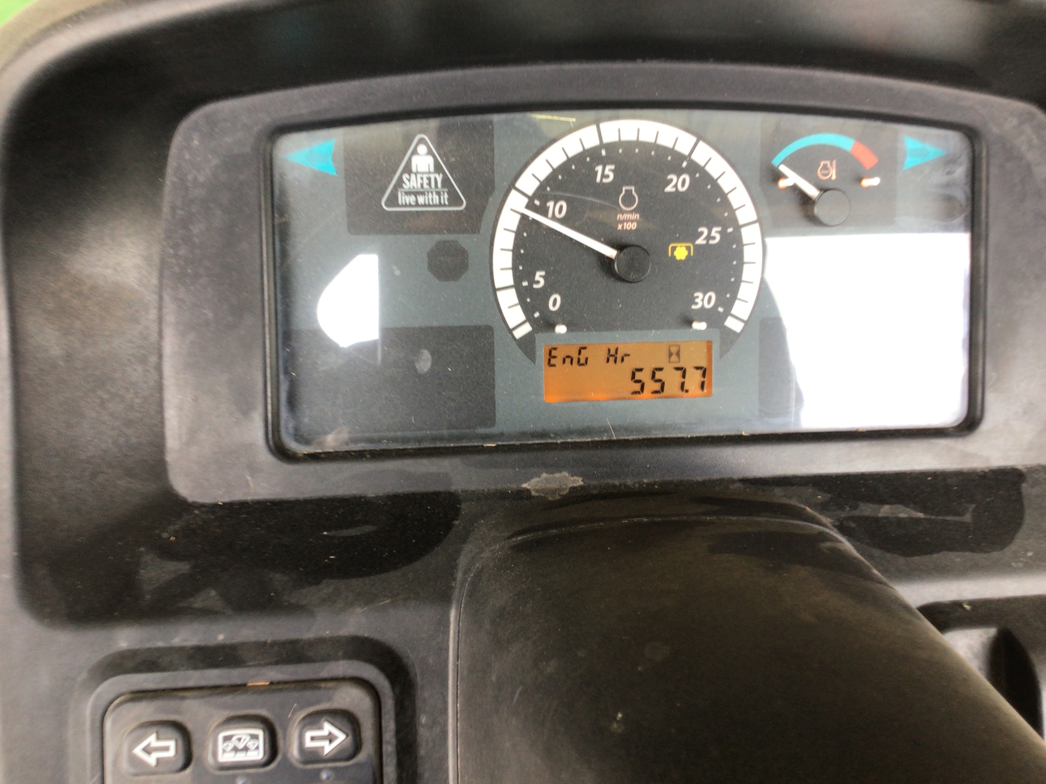 2015 John Deere 4052M Image 8