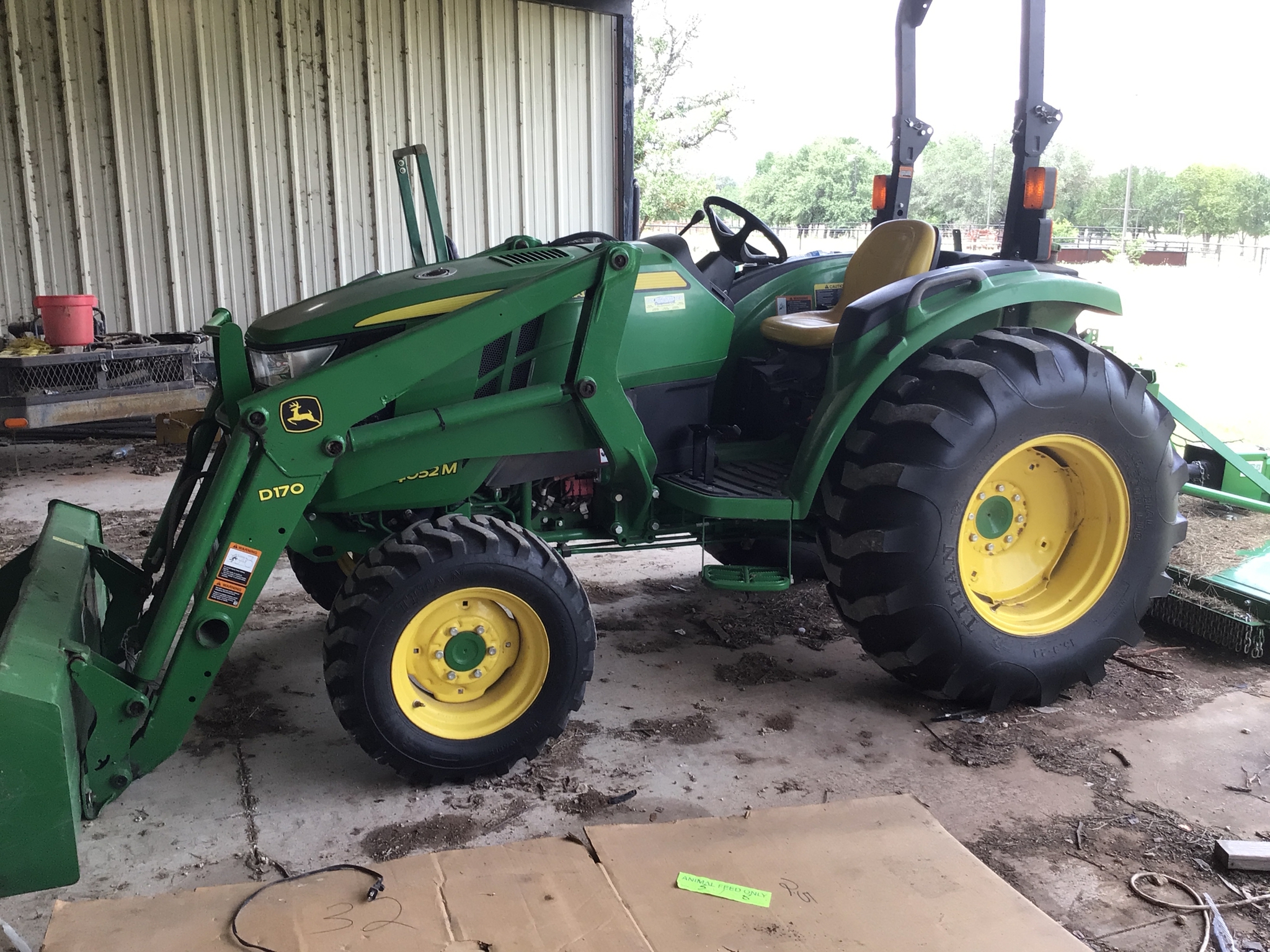 2015 John Deere 4052M Image 1
