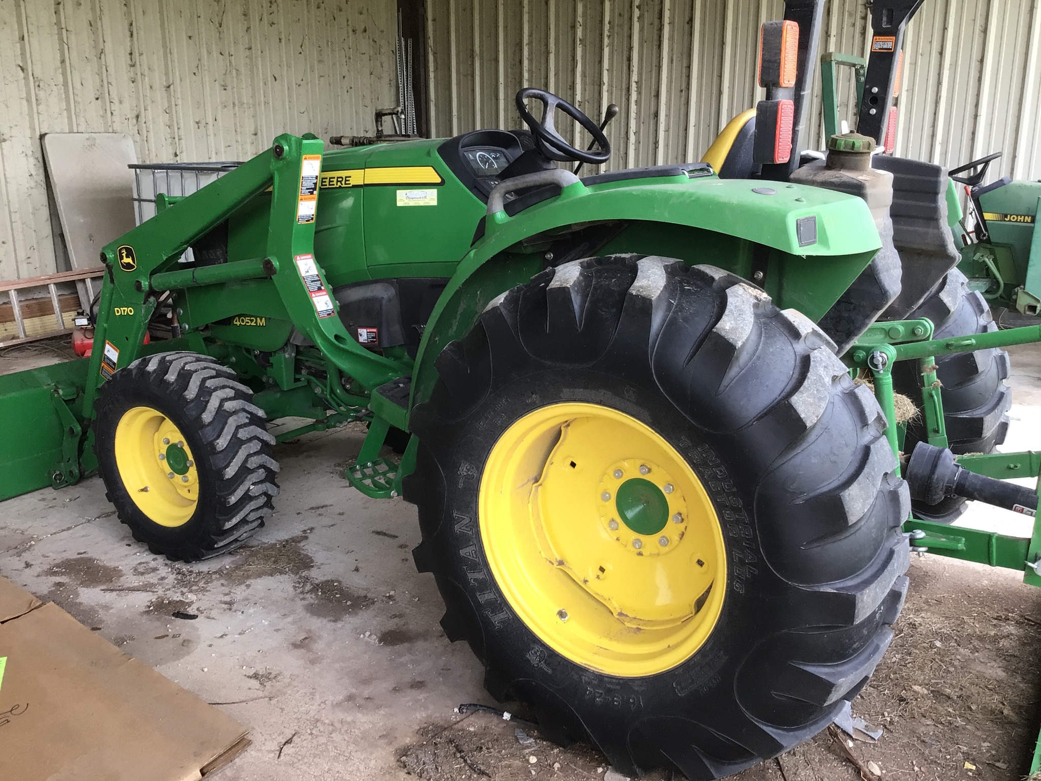 2015 John Deere 4052M Image 6
