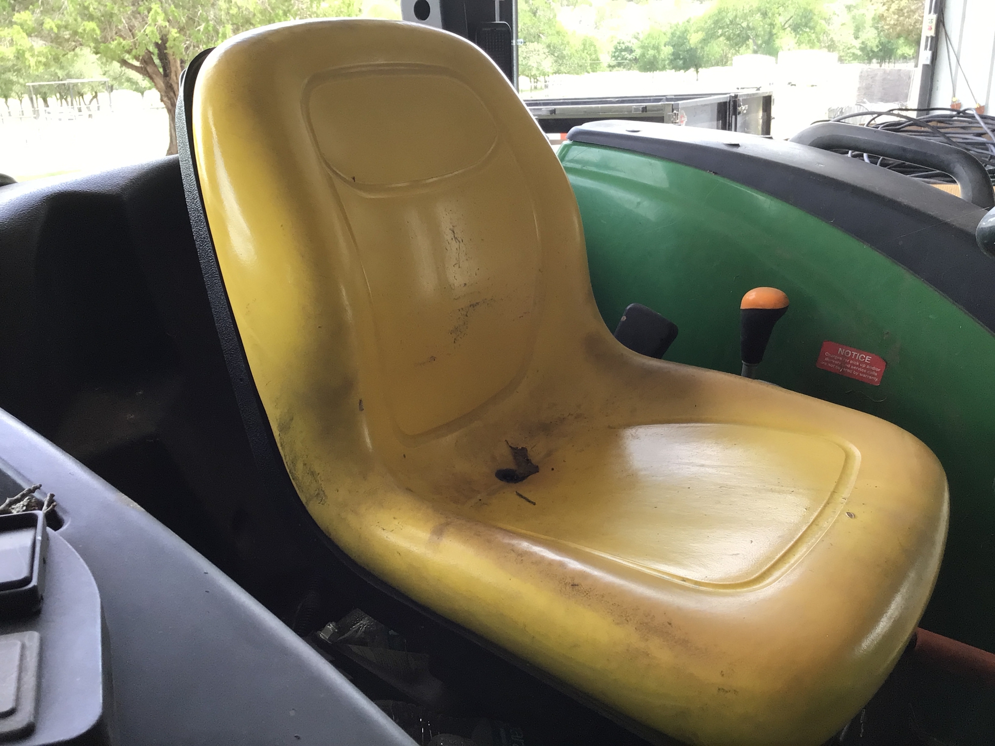 2015 John Deere 4052M Image 9