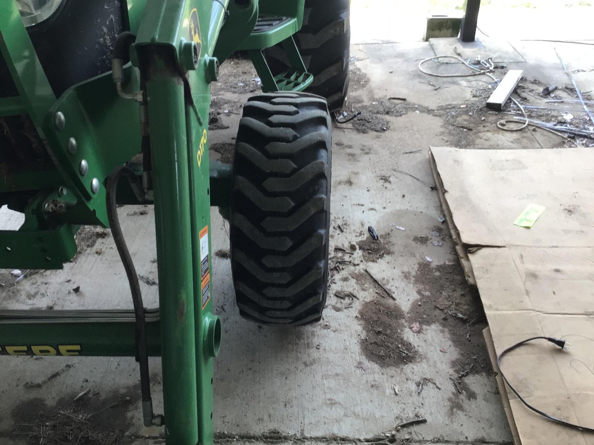 2015 John Deere 4052M Image 14