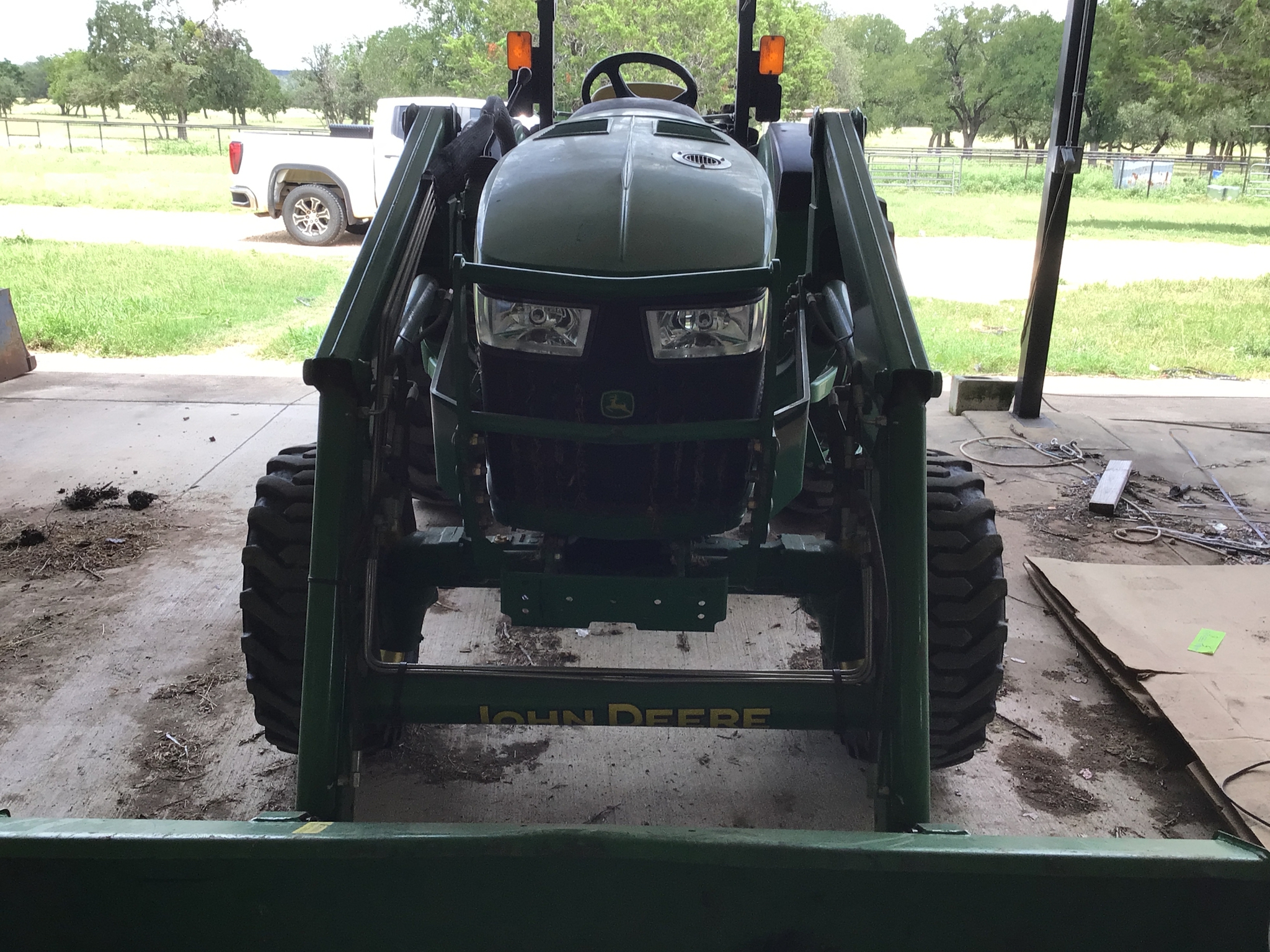 2015 John Deere 4052M Image 3