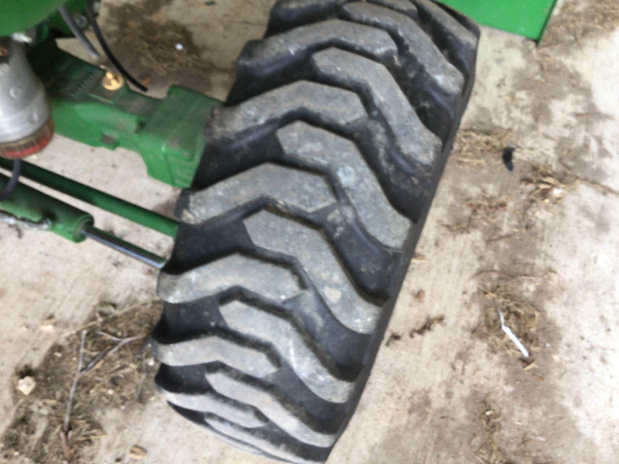 2015 John Deere 4052M Image 17