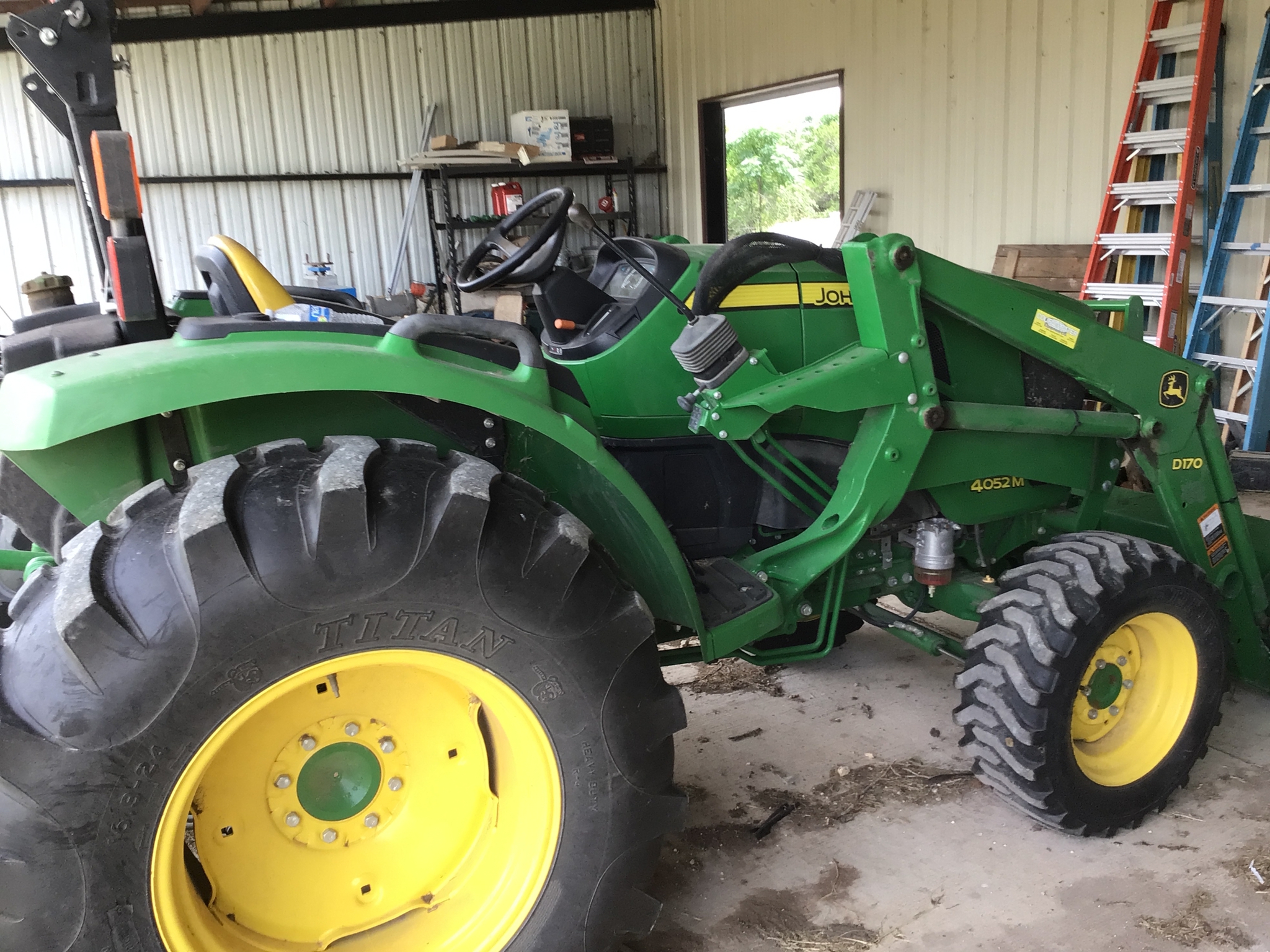 2015 John Deere 4052M Image 5