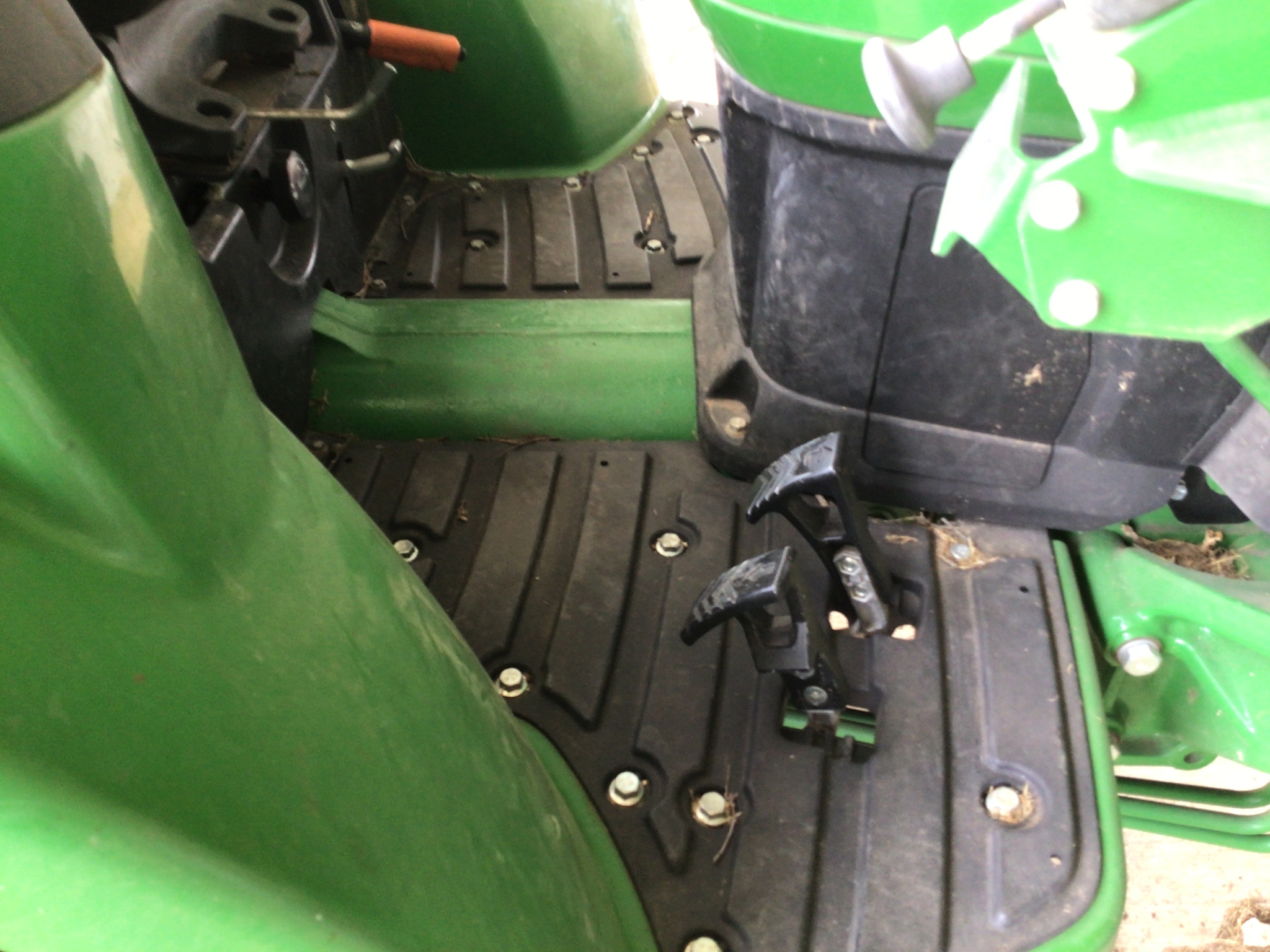 2015 John Deere 4052M Image 10