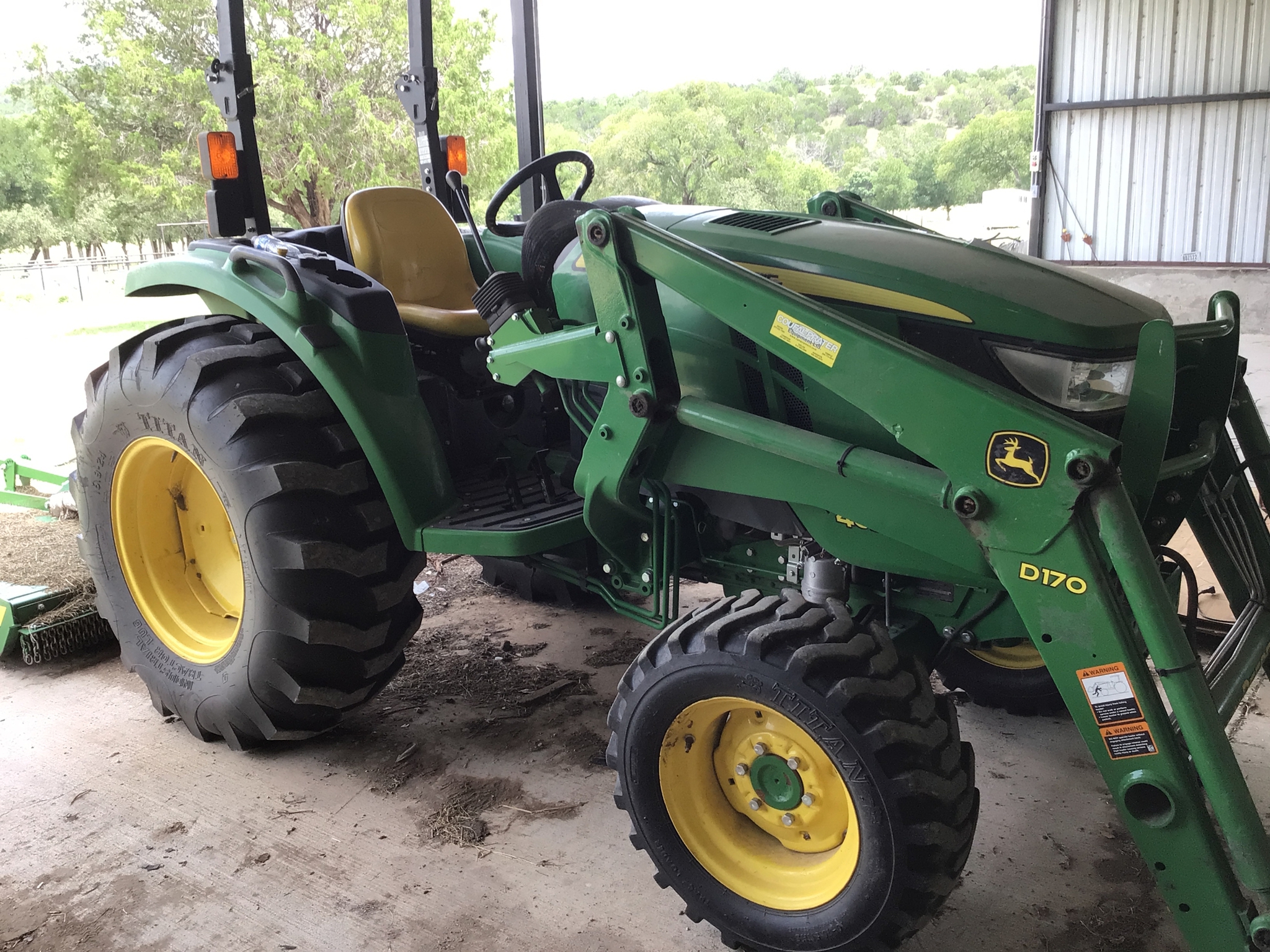 2015 John Deere 4052M Image 4