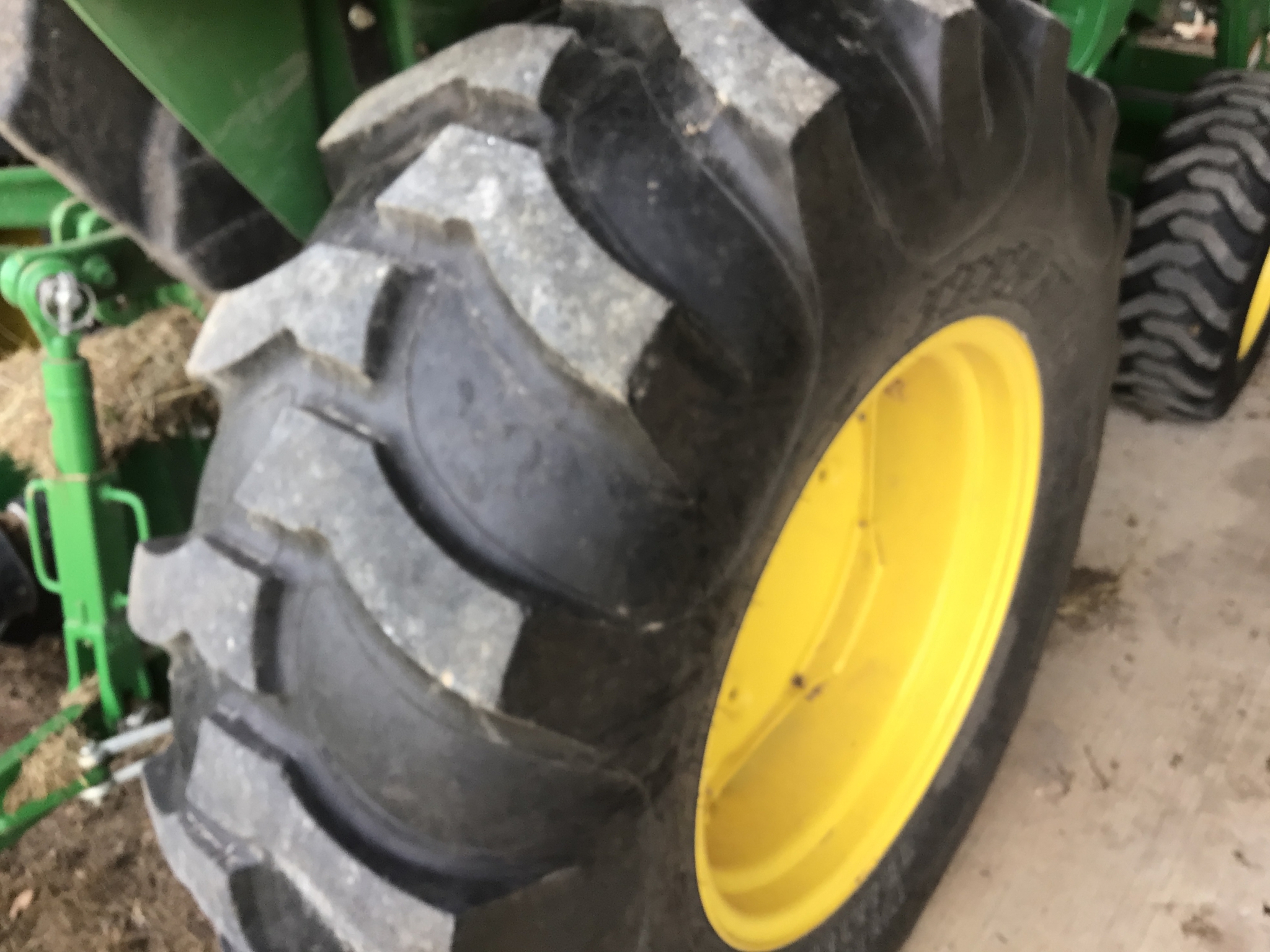 2015 John Deere 4052M Image 16