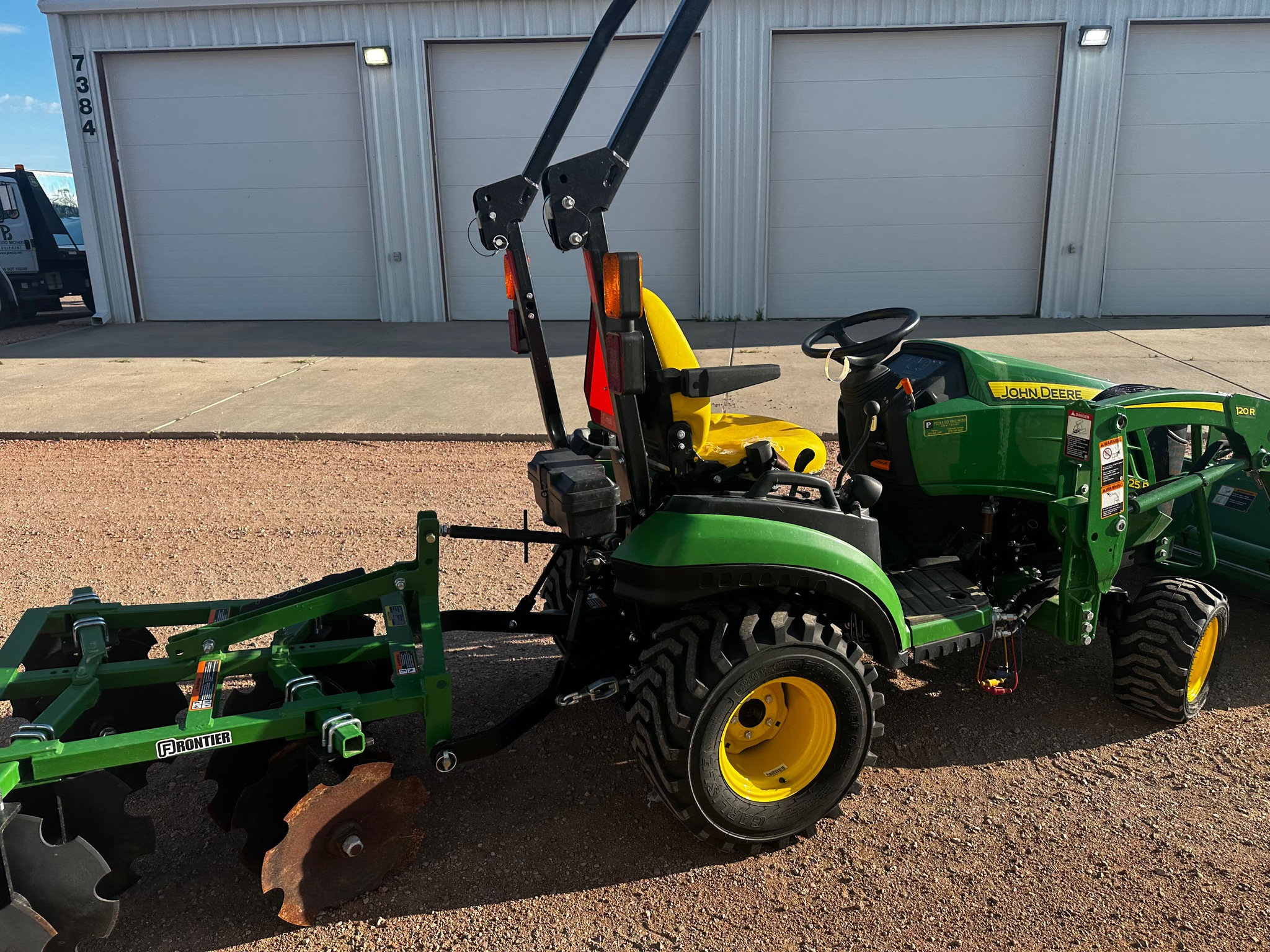 2019 John Deere 1025R Image 8