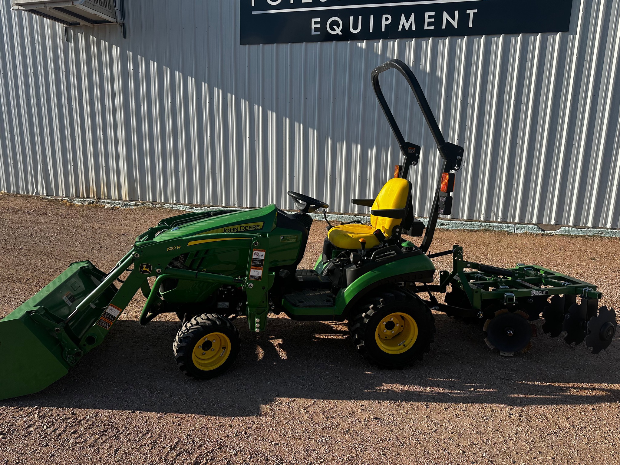 2019 John Deere 1025R Image 1