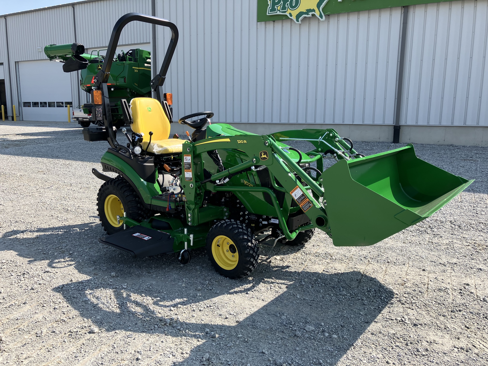 2025 John Deere 1025R Image 2