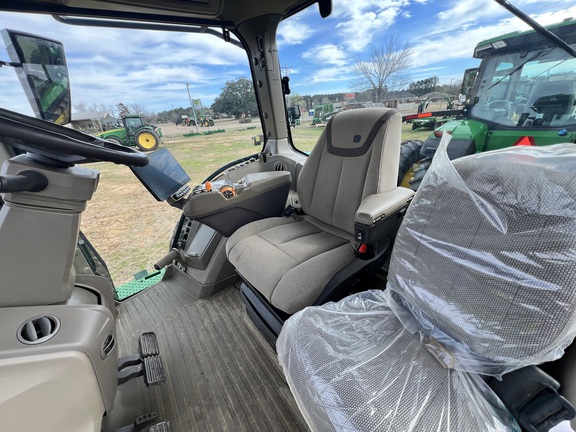 2023 John Deere 8R 250 Photo 5