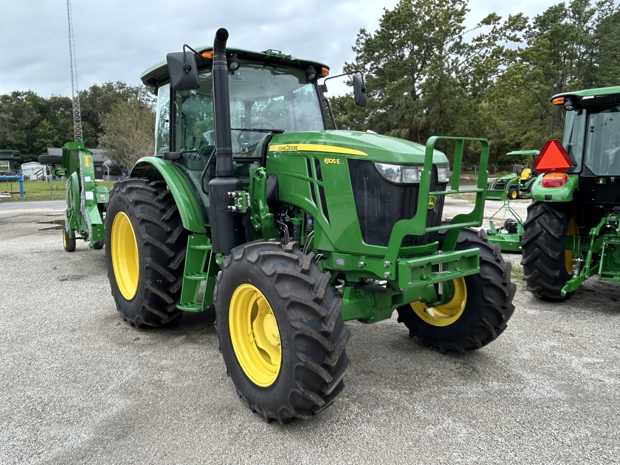 2022 John Deere 6105E Image 2