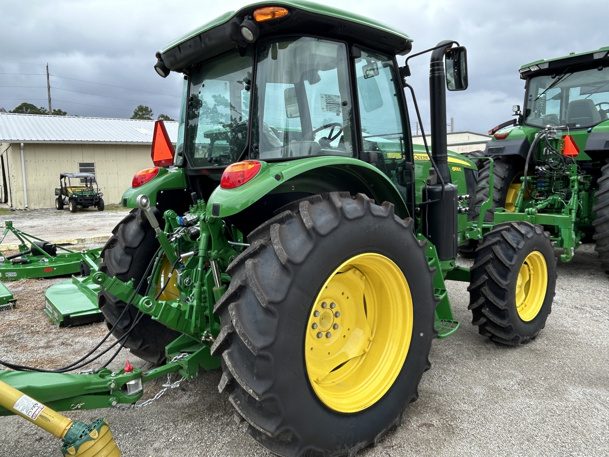 2022 John Deere 6105E Image 4