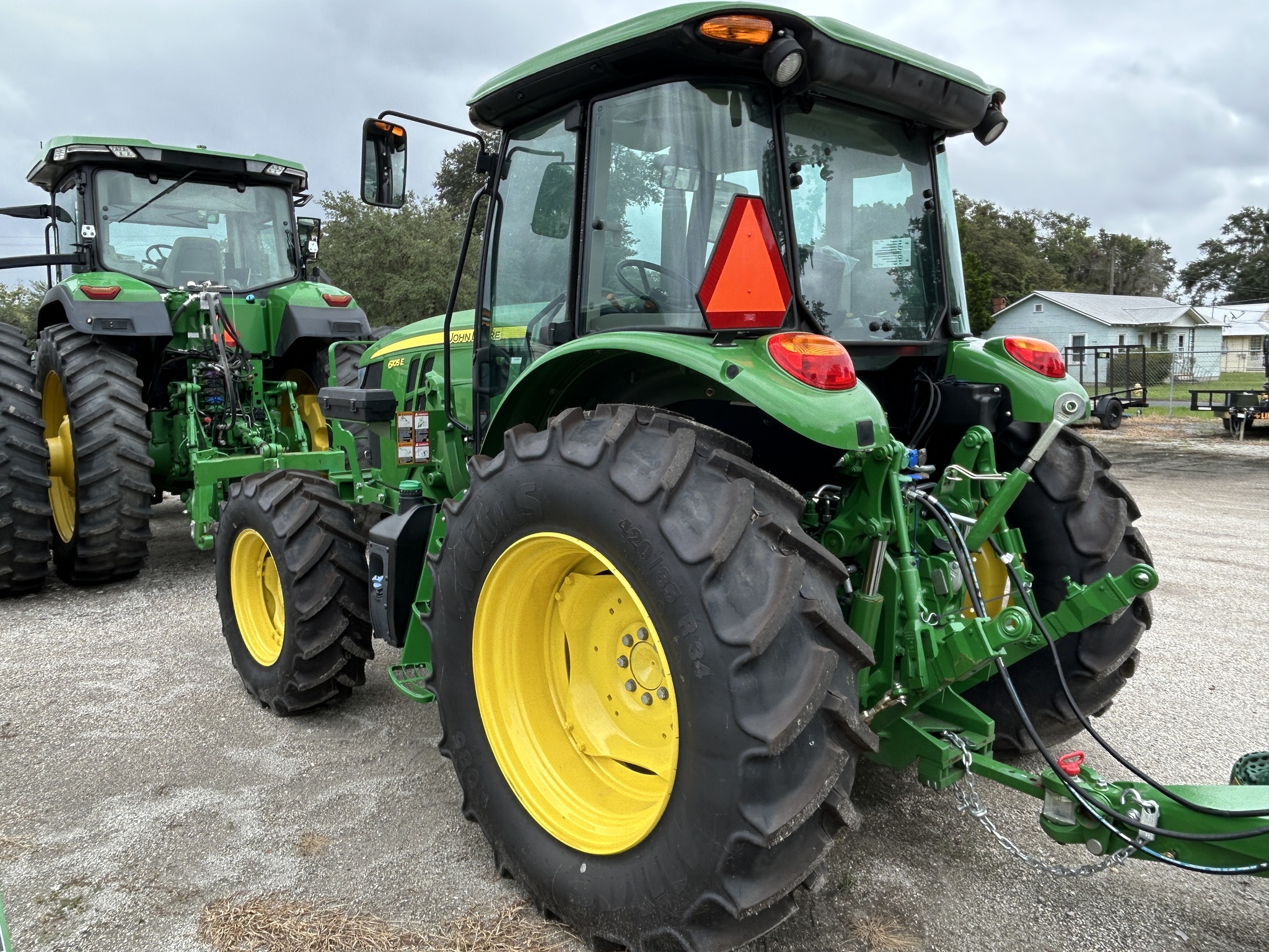 2022 John Deere 6105E Image 6