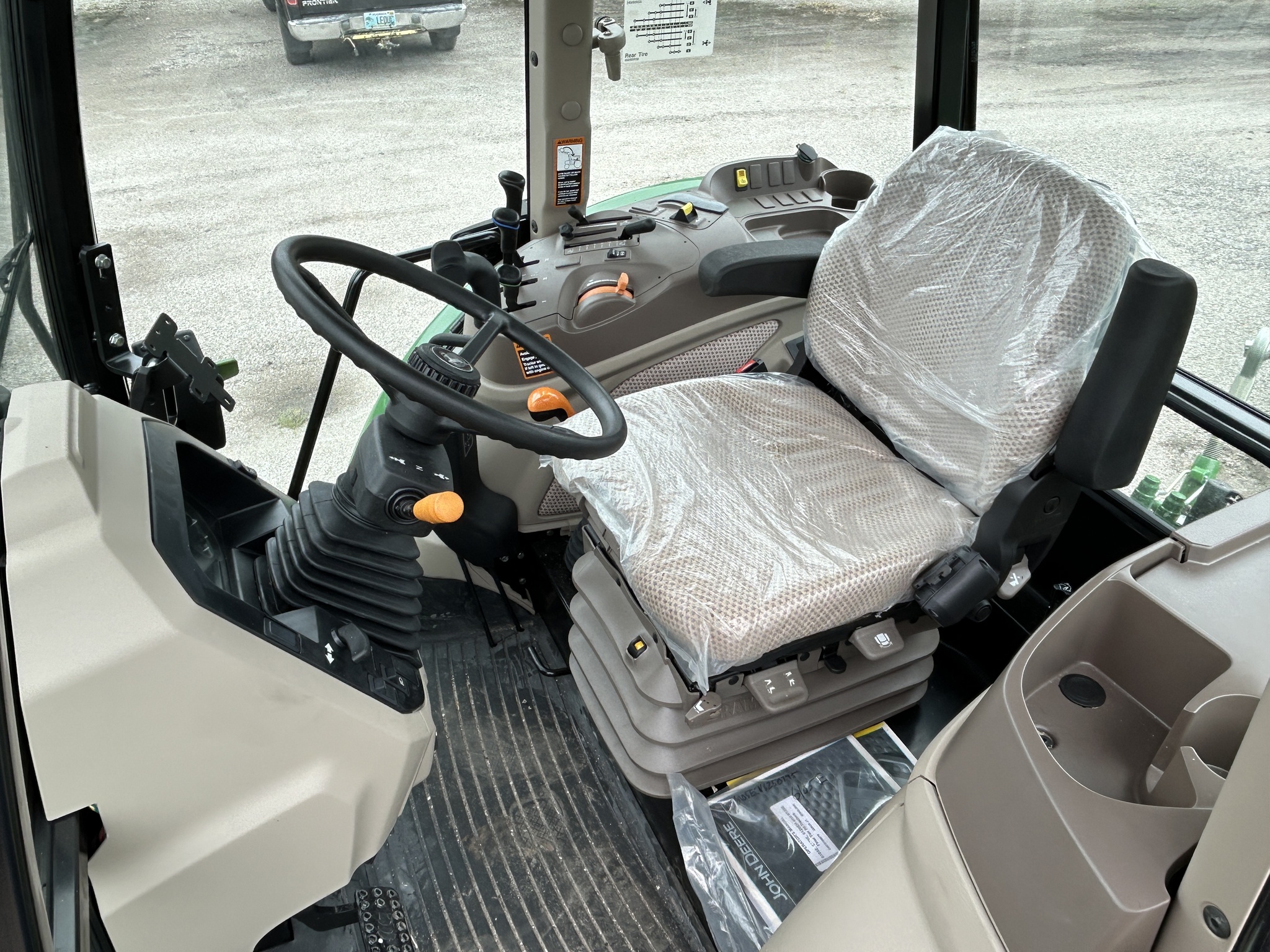 2022 John Deere 6105E Image 7