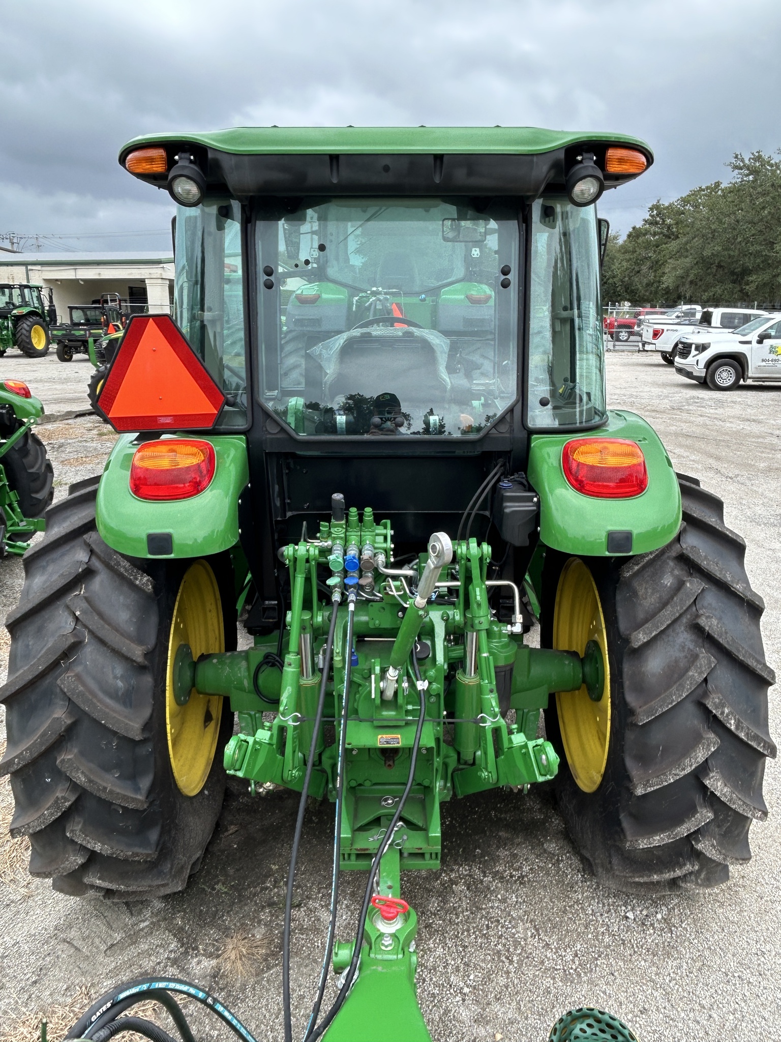 2022 John Deere 6105E Image 5