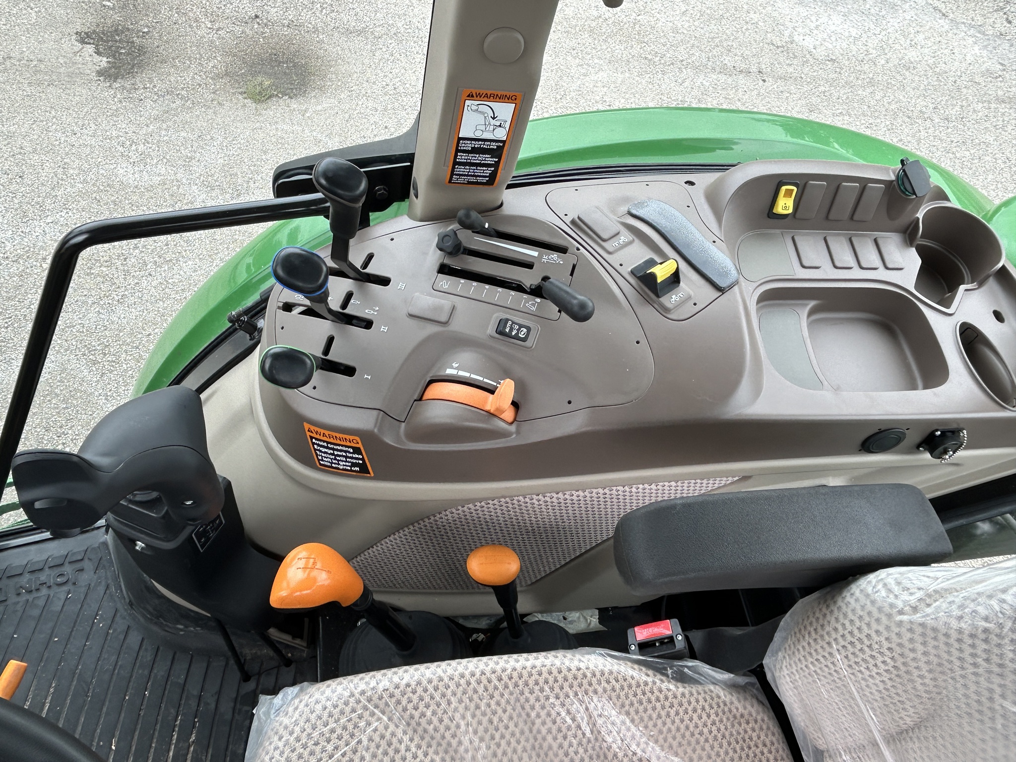 2022 John Deere 6105E Image 8