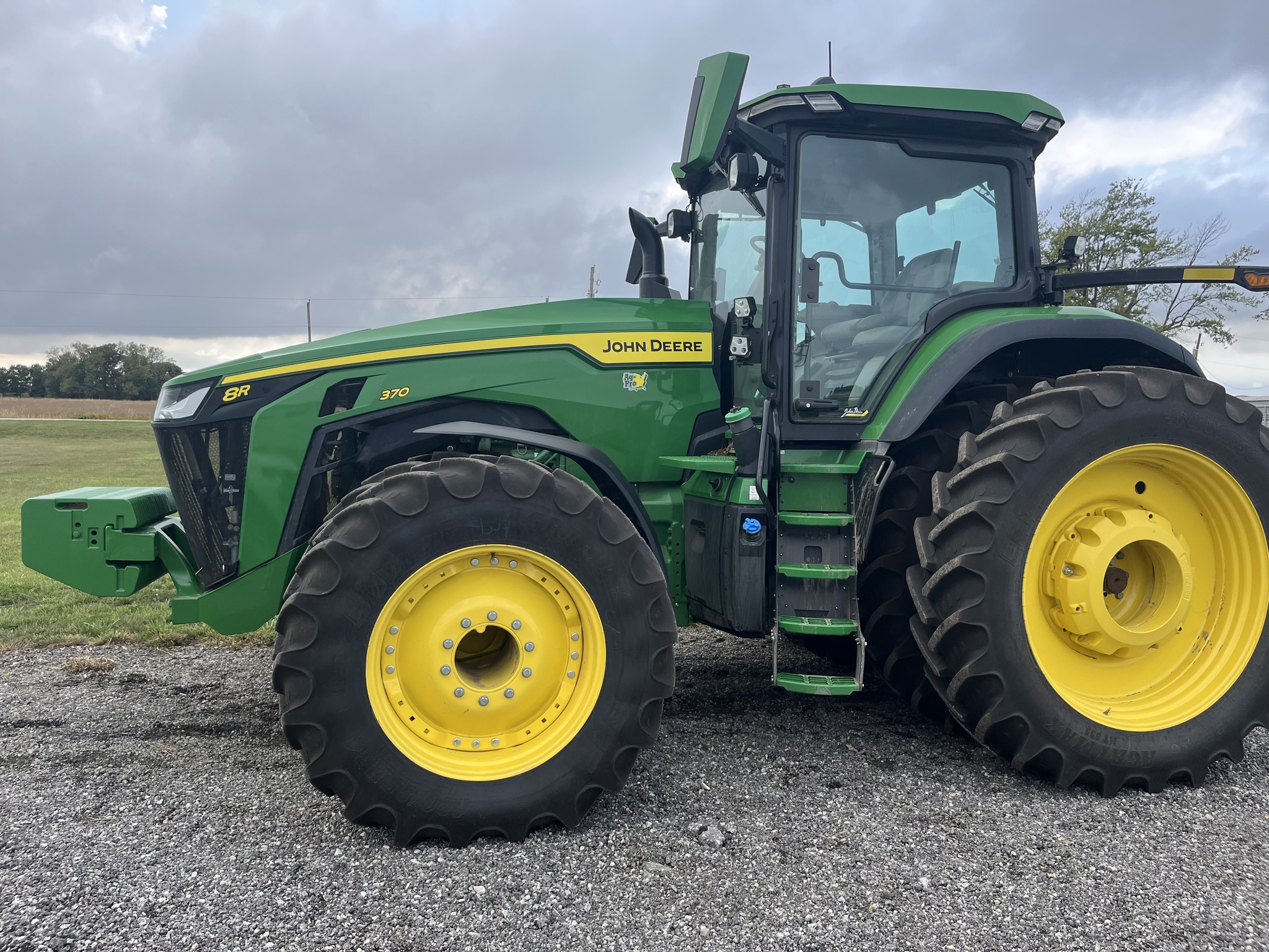 2024 John Deere 8R 370 Image 2