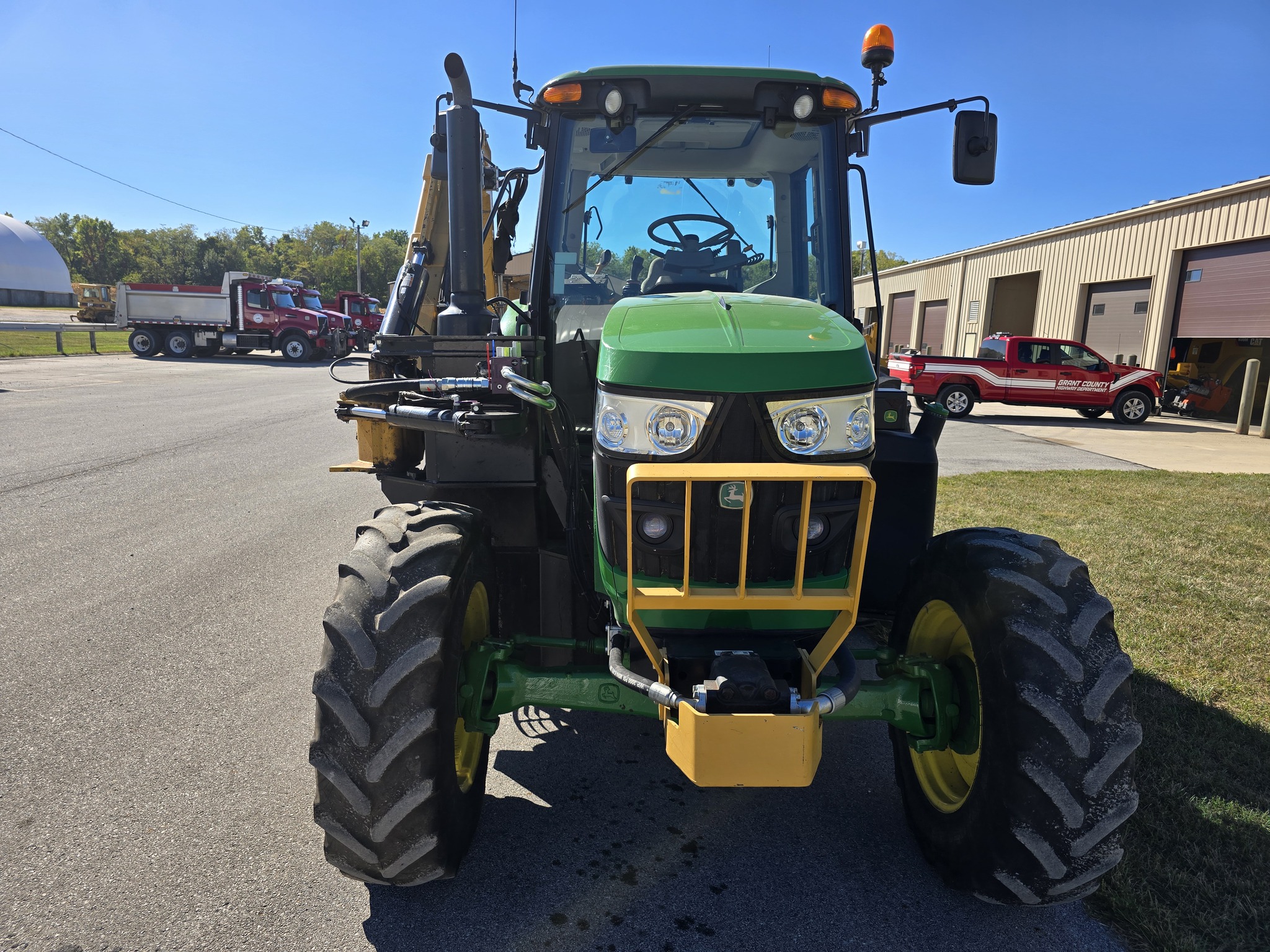 2018 John Deere 6110M Image 8