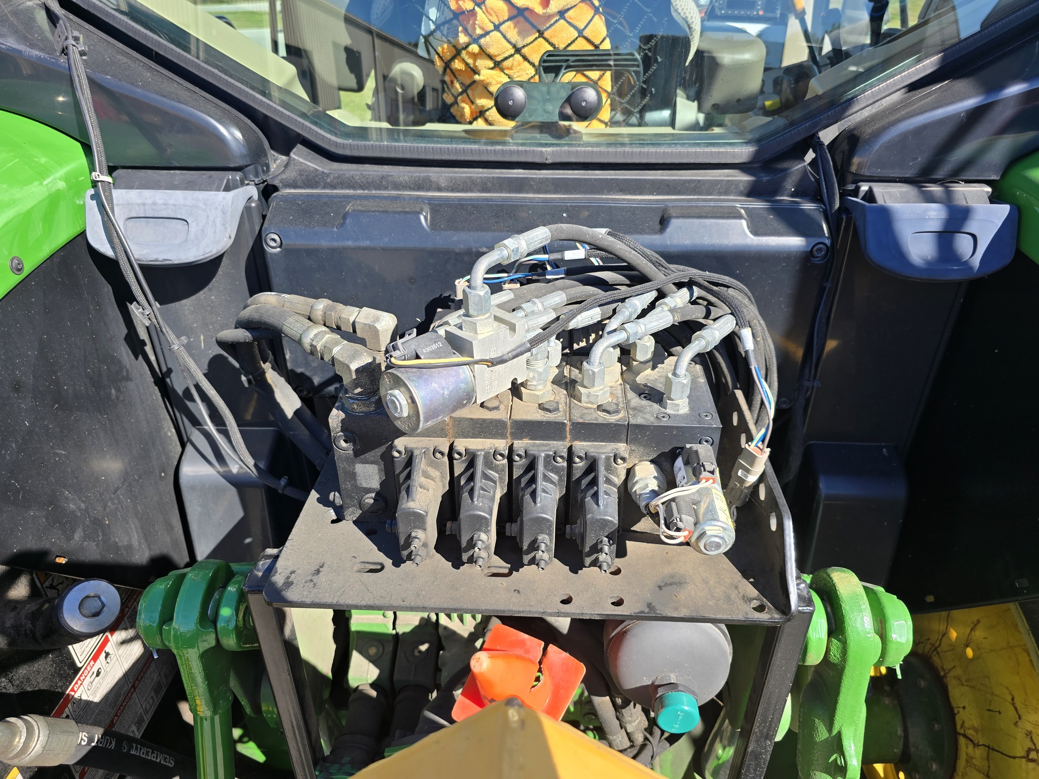 2018 John Deere 6110M Image 17