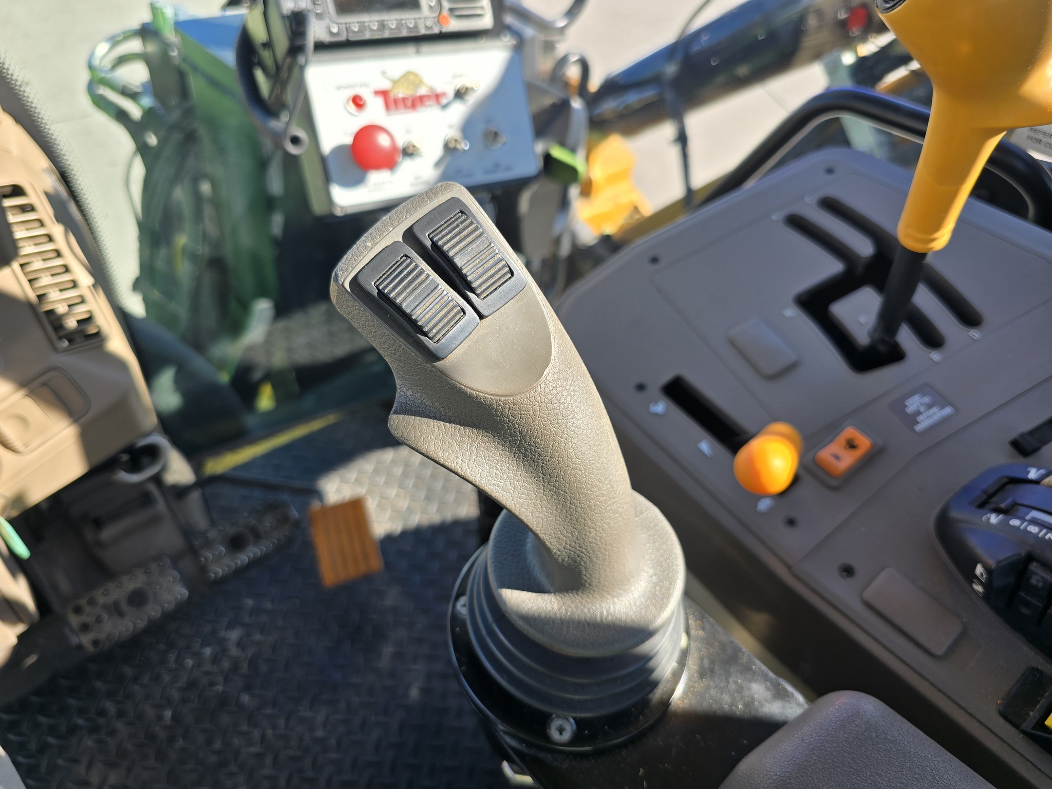 2018 John Deere 6110M Image 33