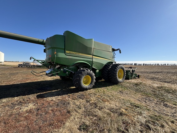 Used 2021 John Deere S780 Combines at Horizon Ag & Turf in Wetaskiwin, AB - Photo4