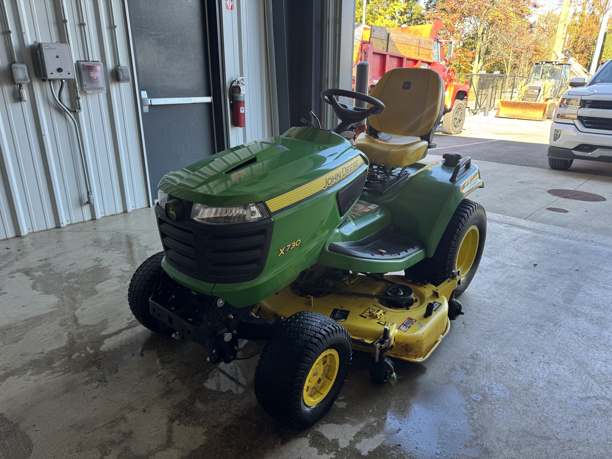 2022 John Deere X730 Image 2