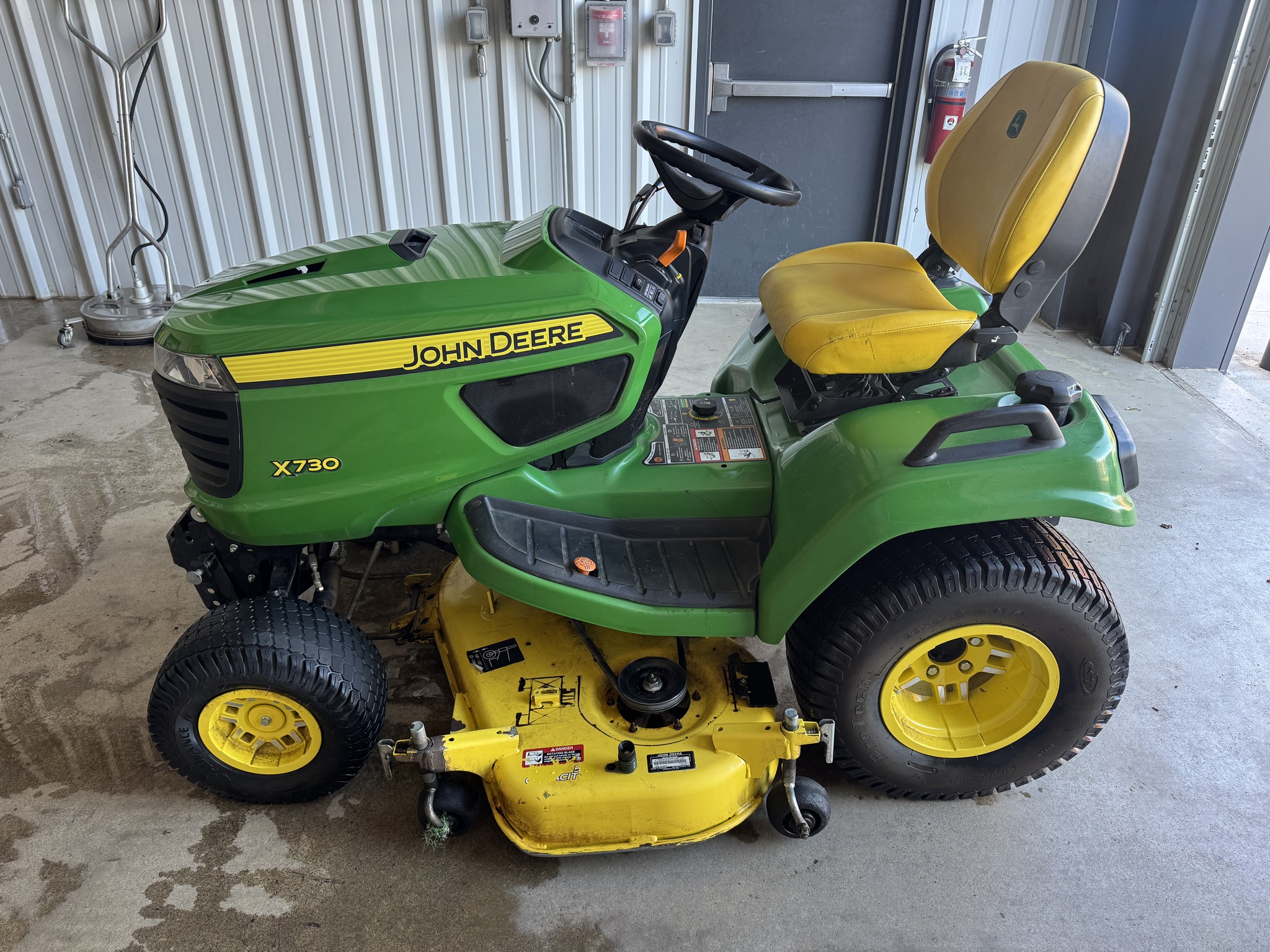 2022 John Deere X730 Image 3