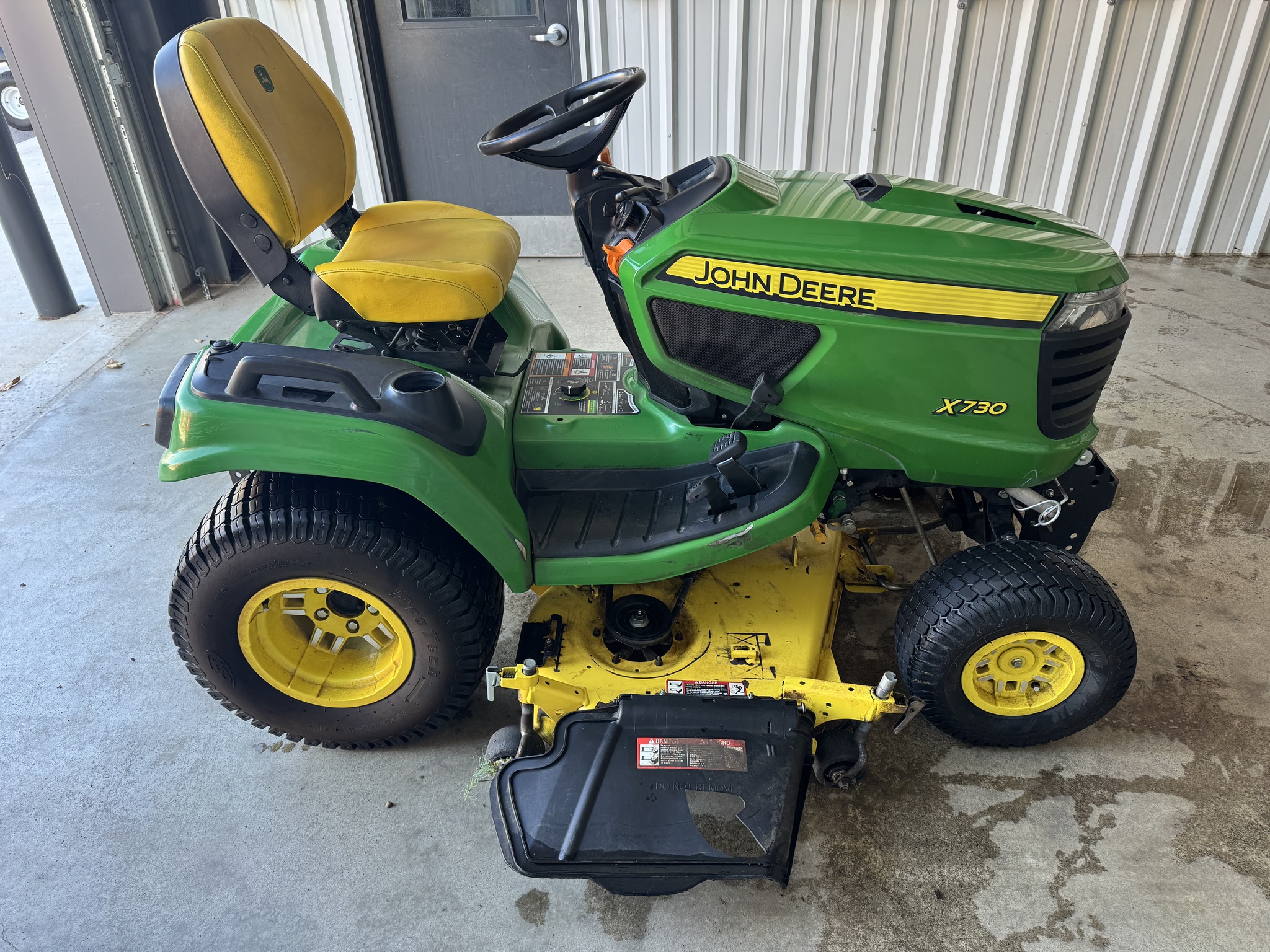 2022 John Deere X730 Image 7