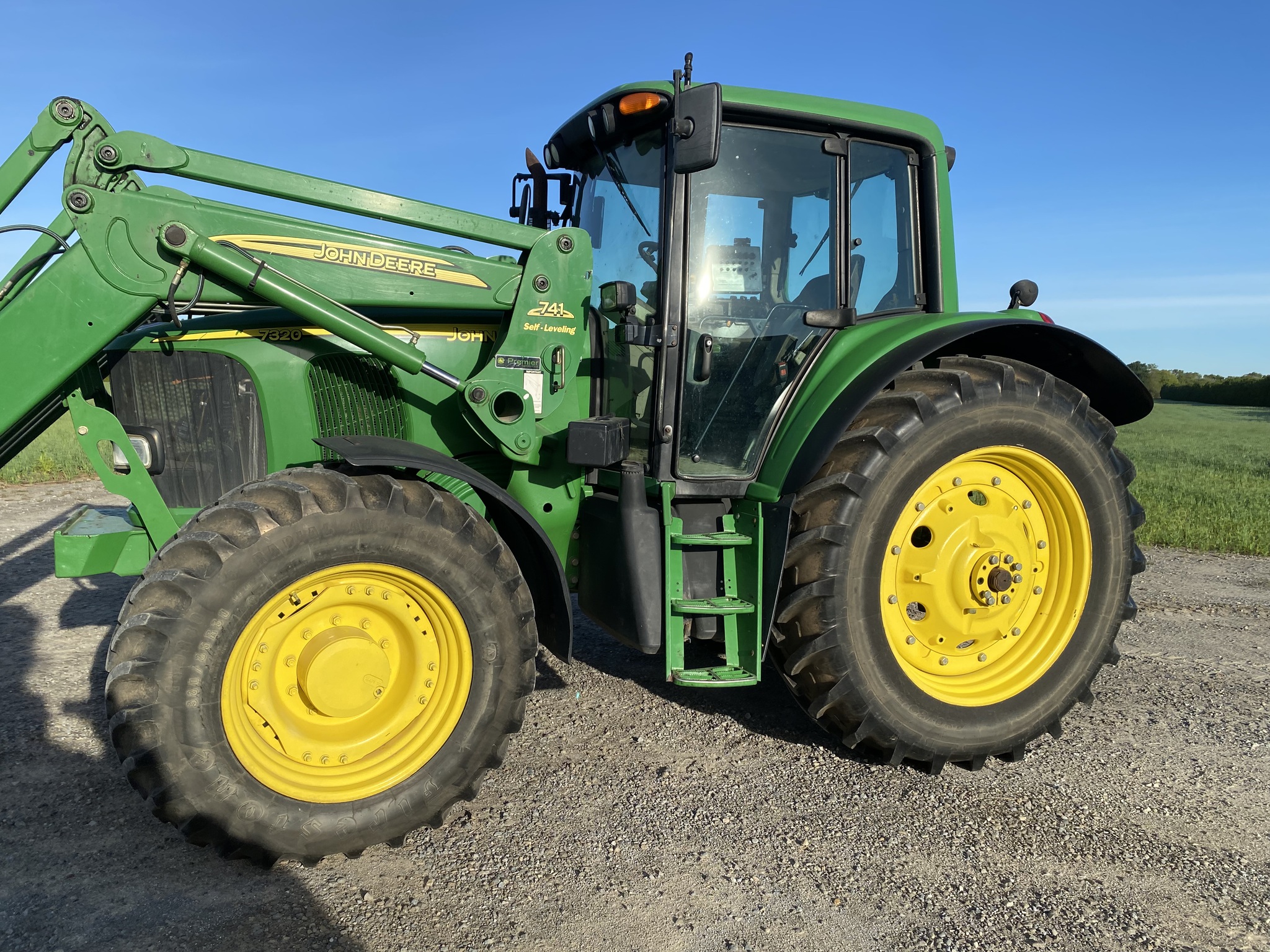 2004 John Deere 7320 Image 1