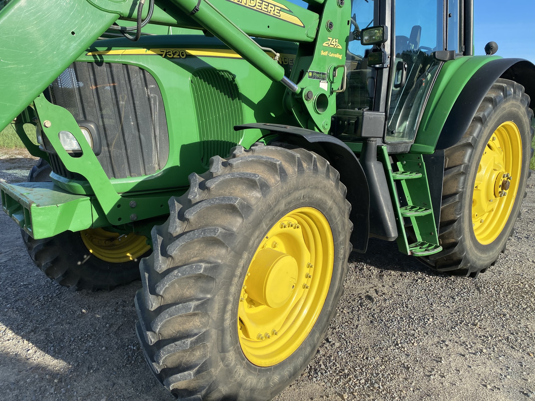 2004 John Deere 7320 Image 3