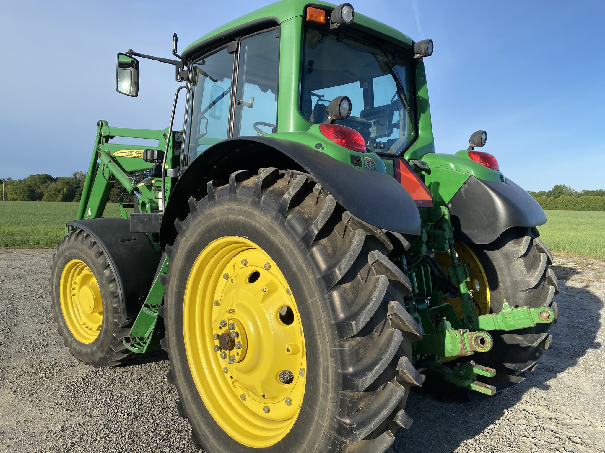 2004 John Deere 7320 Image 9