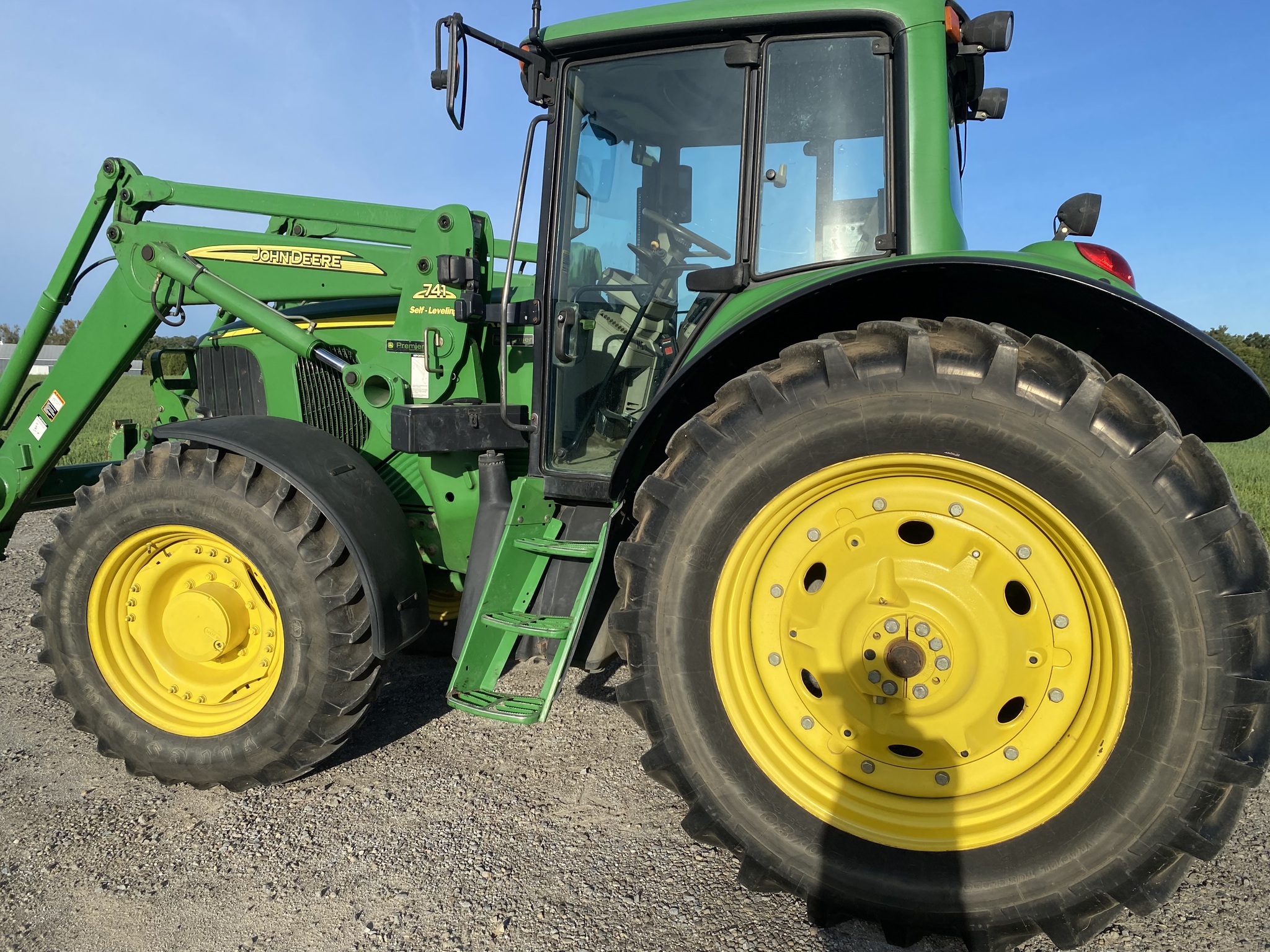 2004 John Deere 7320 Image 10