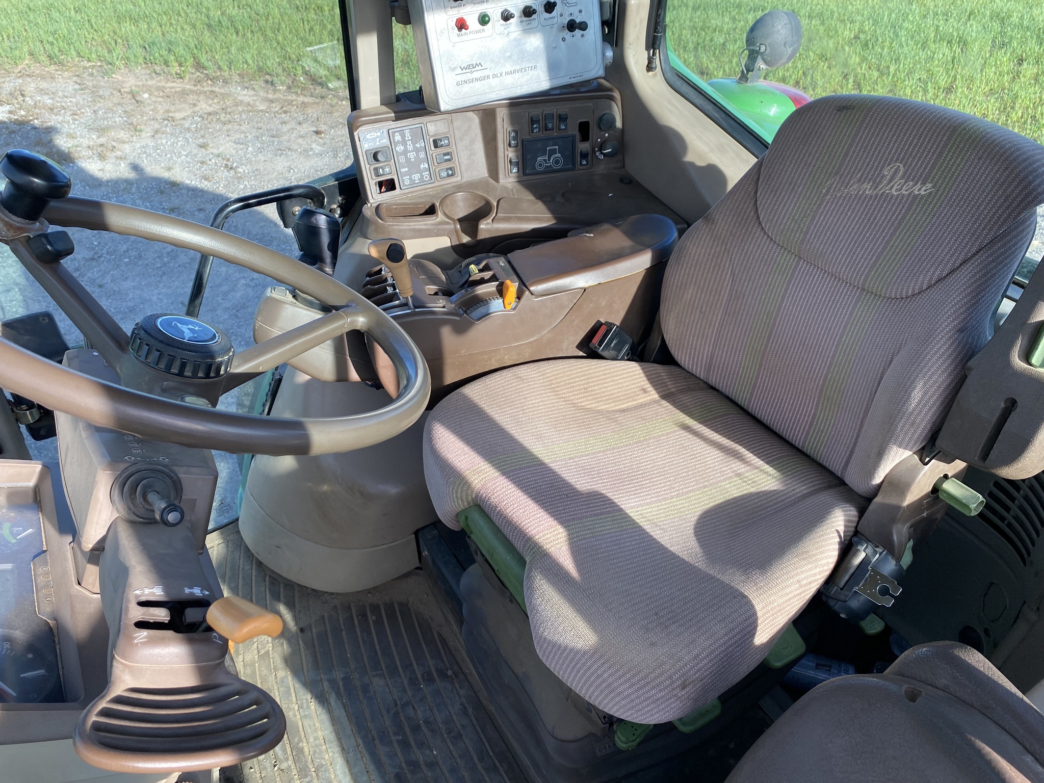 2004 John Deere 7320 Image 11