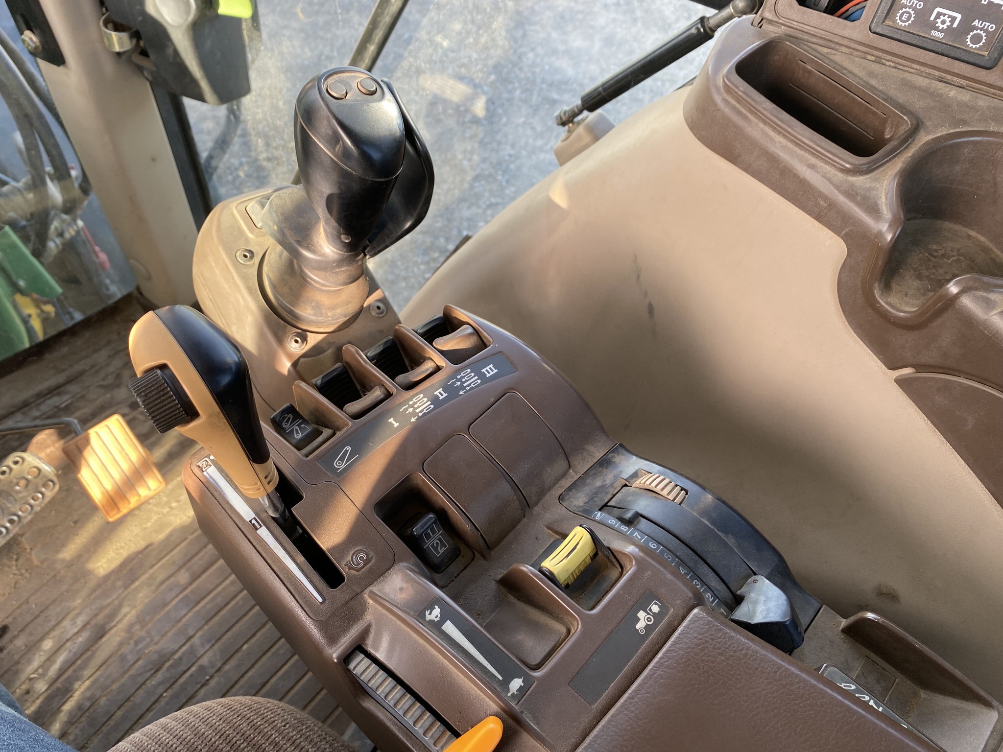 2004 John Deere 7320 Image 12