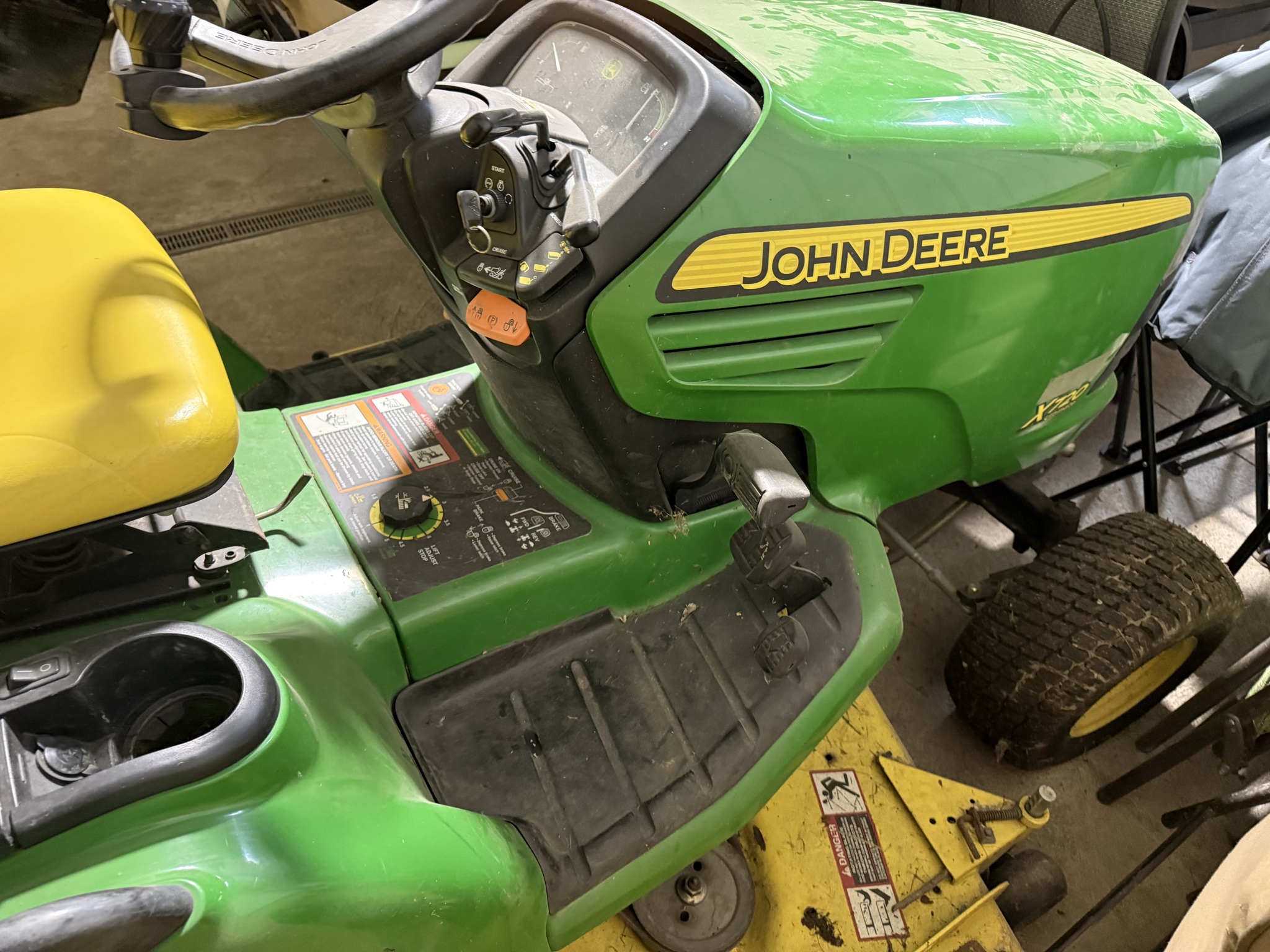 2011 John Deere X720 Image 3