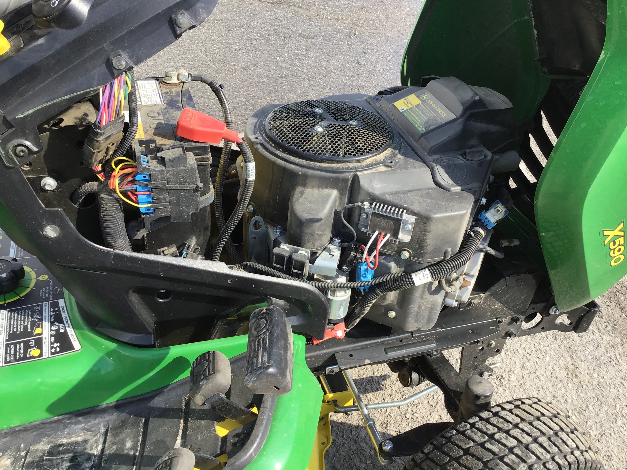 2019 John Deere X590 Image 8
