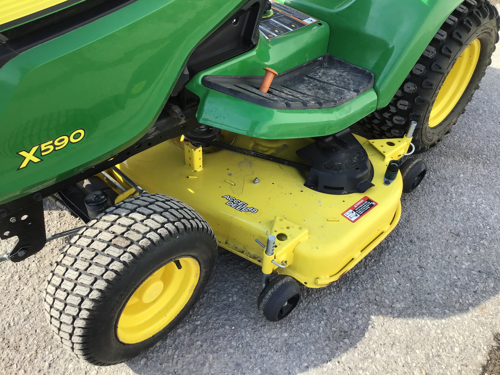 2019 John Deere X590 Image 6