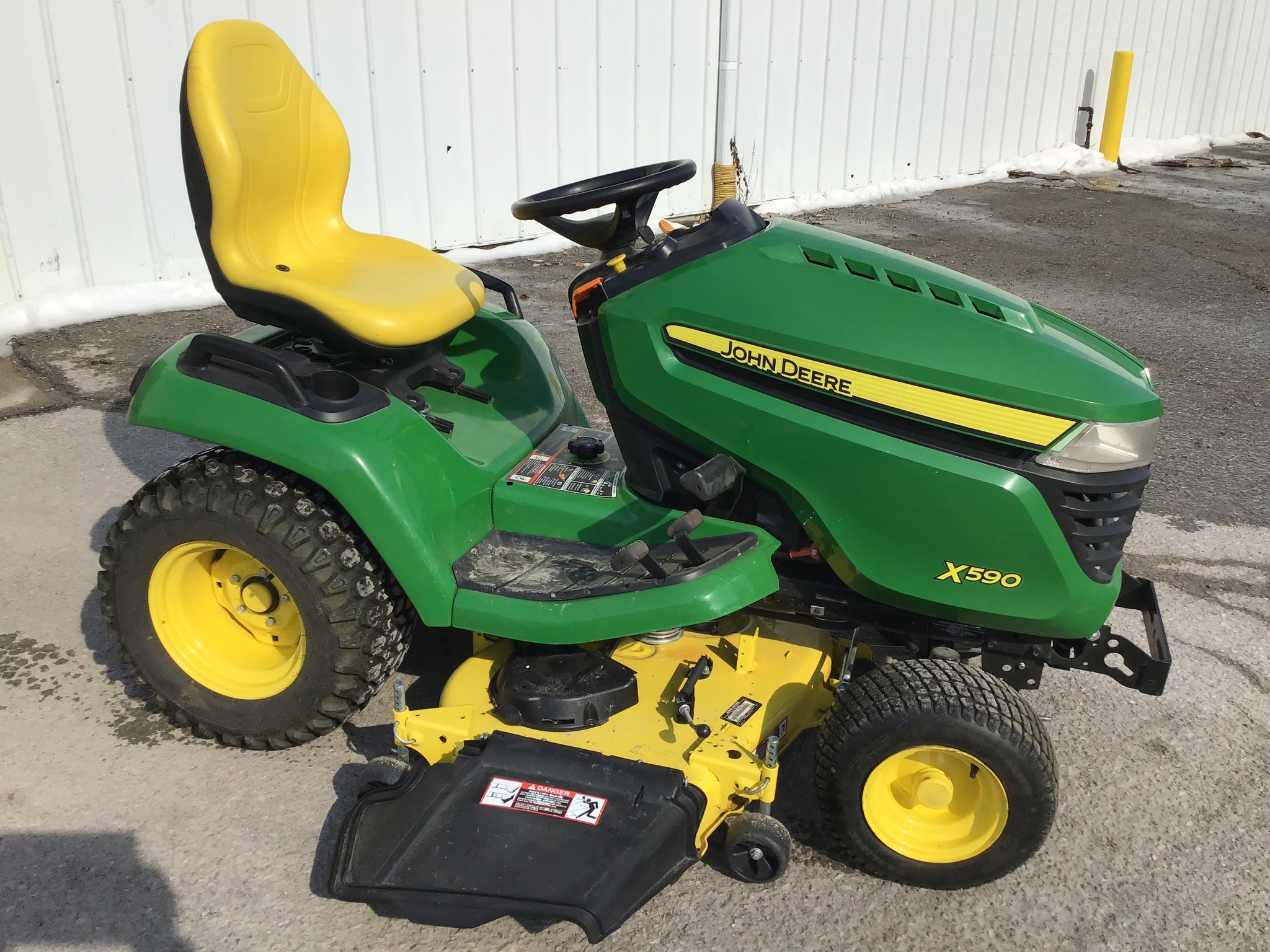 2019 John Deere X590 Image 4