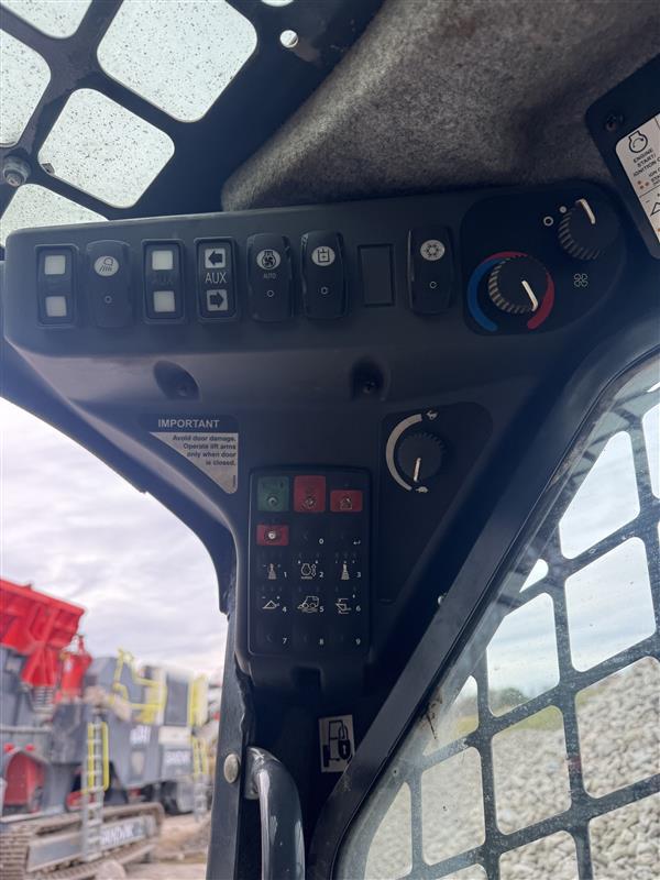 2022 John Deere 333G Image 2