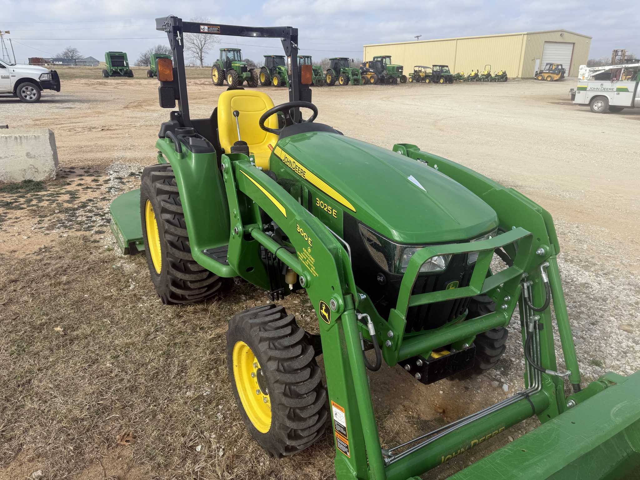 2018 John Deere 3025E Image 8